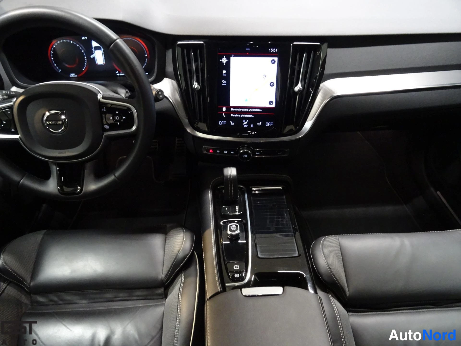 Valkoinen Volvo V60 2022, ohjaamo, kuva 10