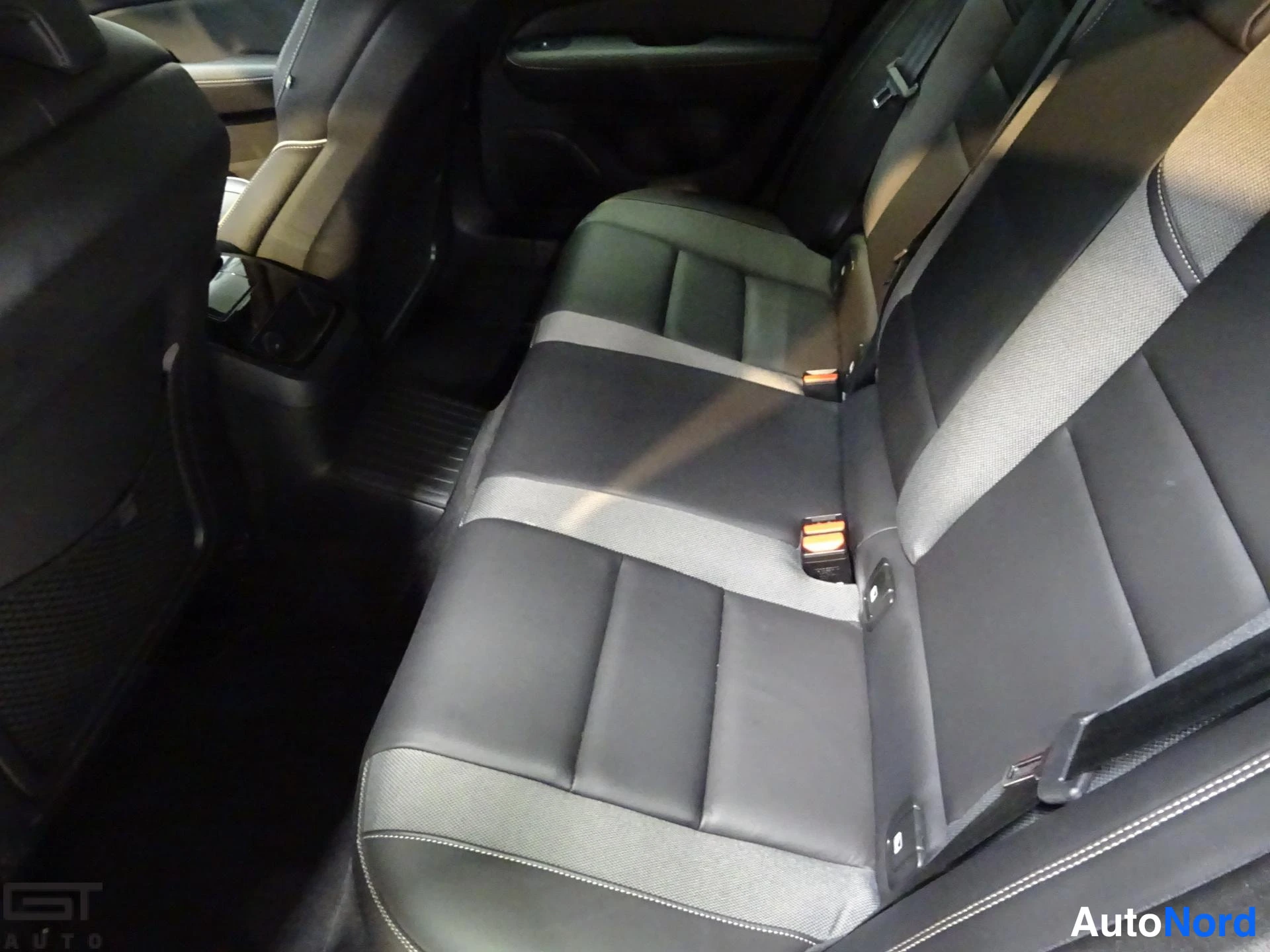 Valkoinen Volvo V60 2022, takaistuimet, kuva 11