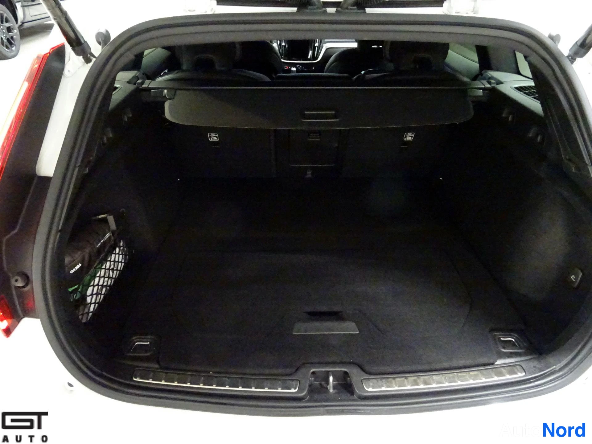 Valkoinen Volvo V60 2022, tavaratila, kuva 12