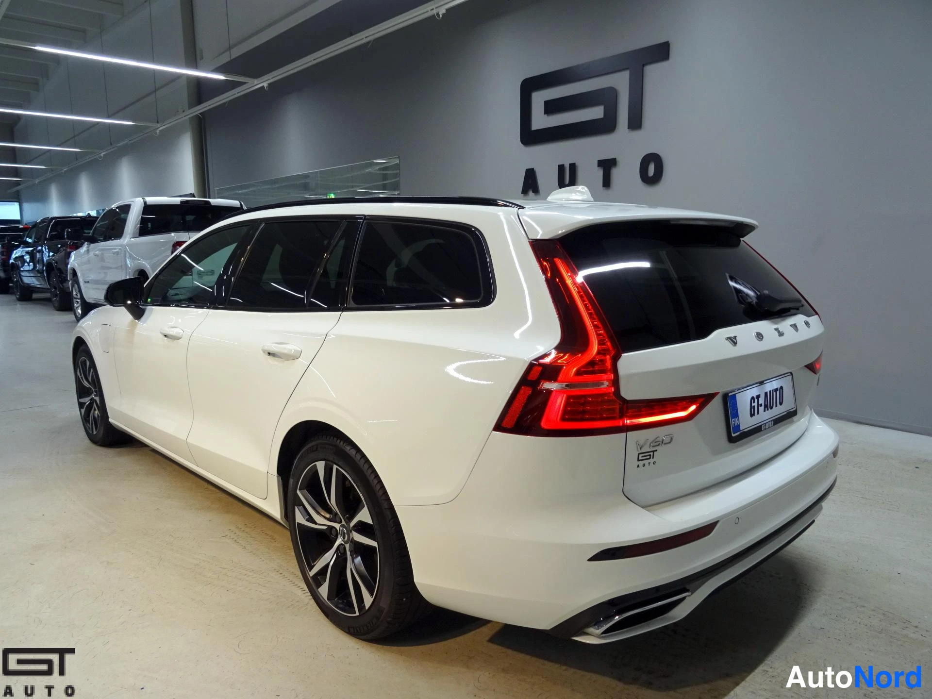 Valkoinen Volvo V60 2022, takaviisto, kuva 7