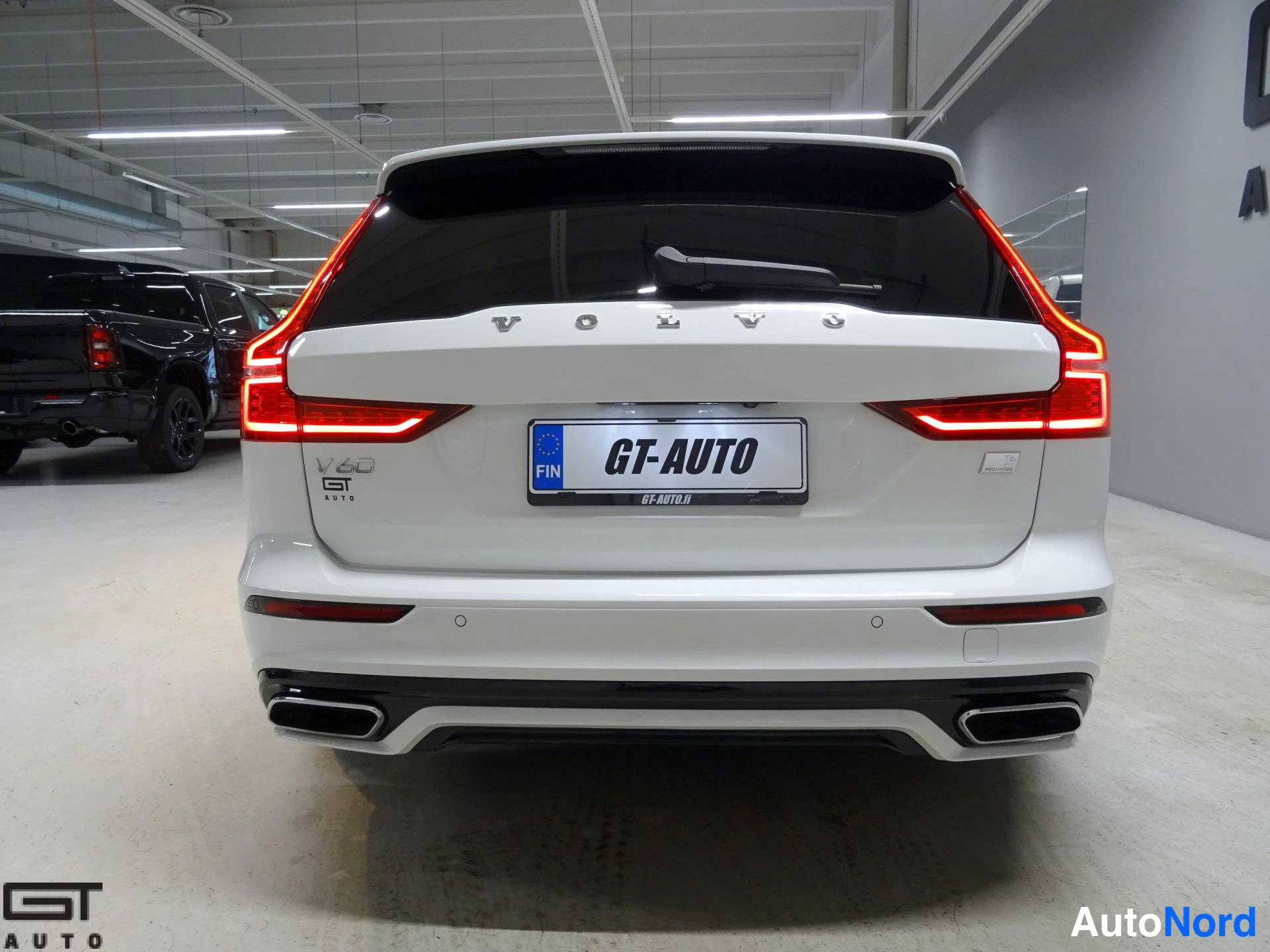Valkoinen Volvo V60 2022, takaa, kuva 8