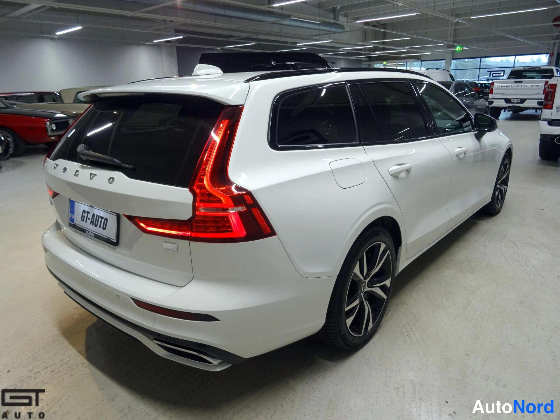 Valkoinen Volvo V60 2022, takaviisto, kuva 6