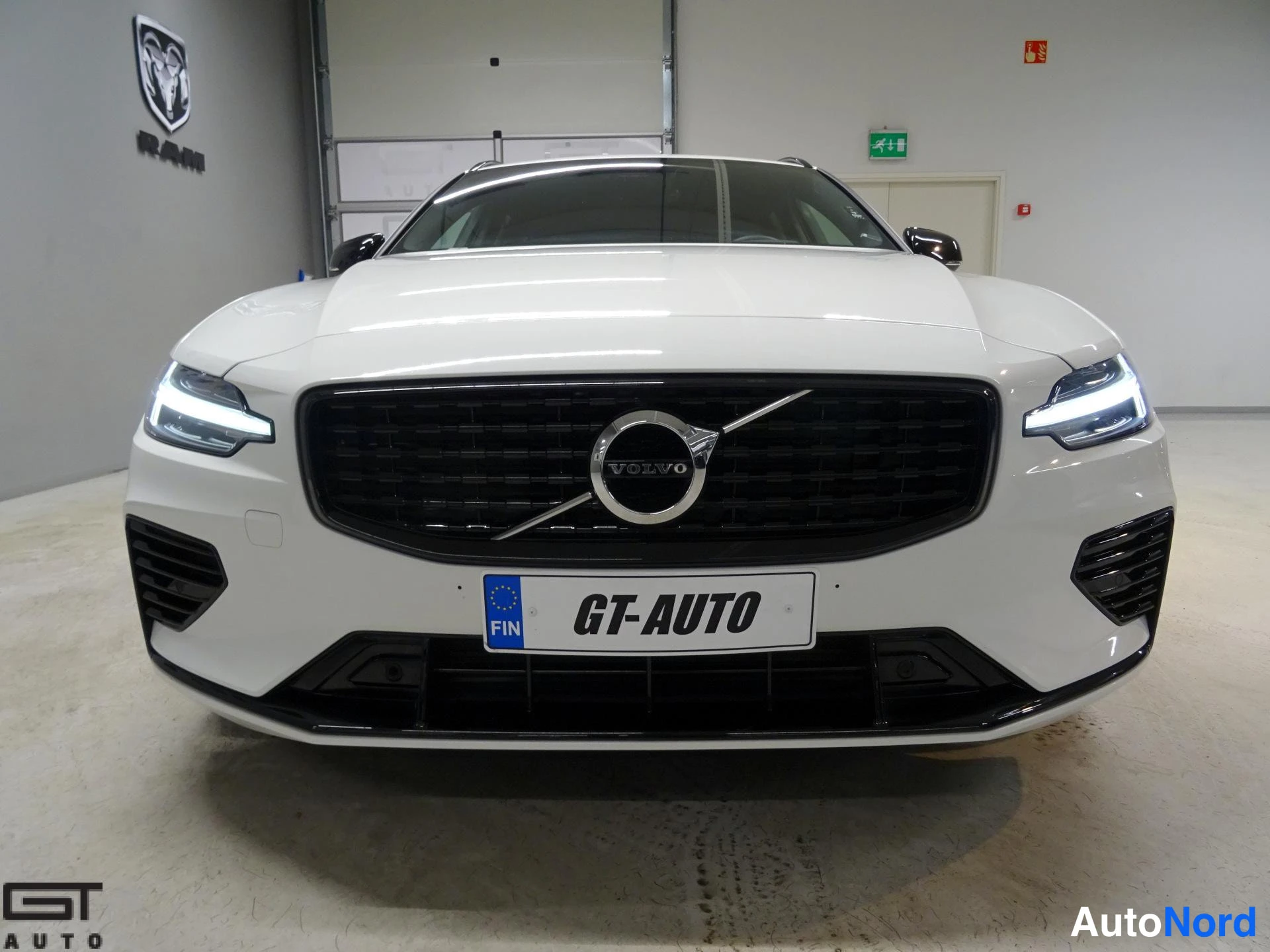 Valkoinen Volvo V60 2022, edestä, kuva 5