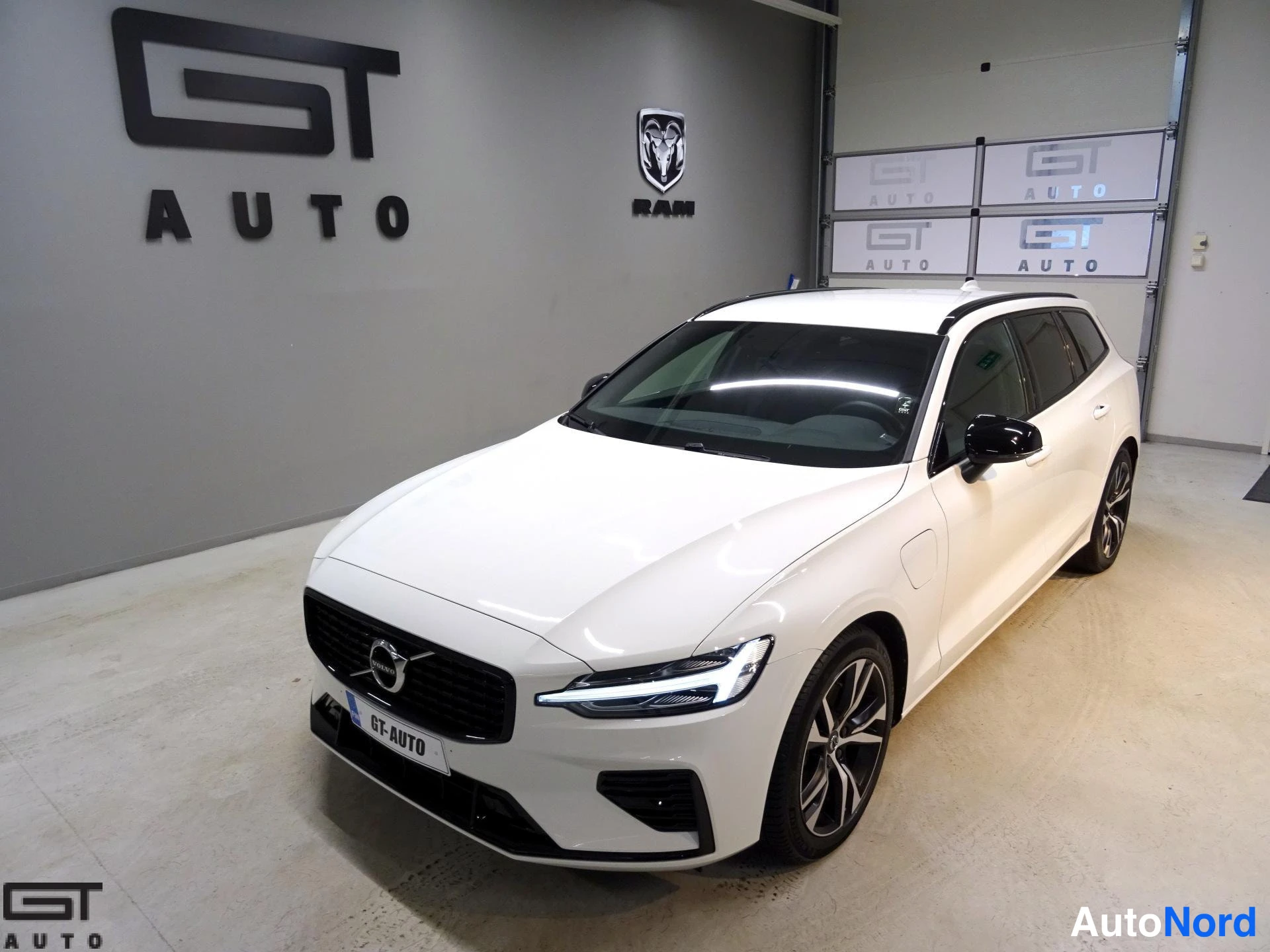 Valkoinen Volvo V60 2022, etuviisto, keula vasemmalle, kuva 3