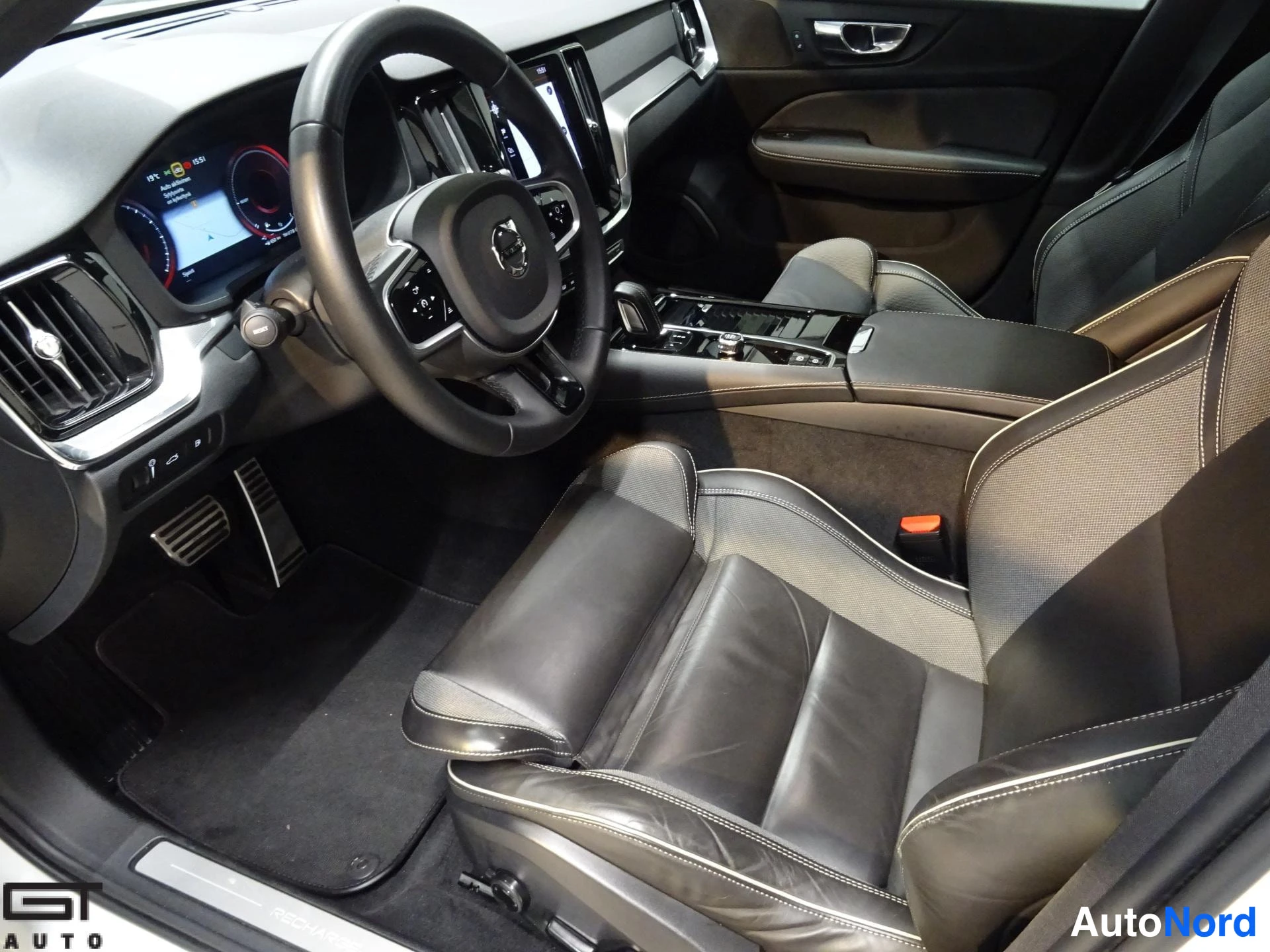 Valkoinen Volvo V60 2022, ohjaamo, kuva 9