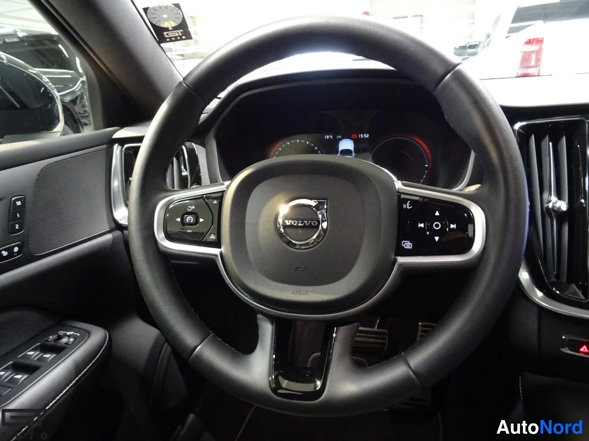 Valkoinen Volvo V60 2022, yksityiskohta, kuva 13