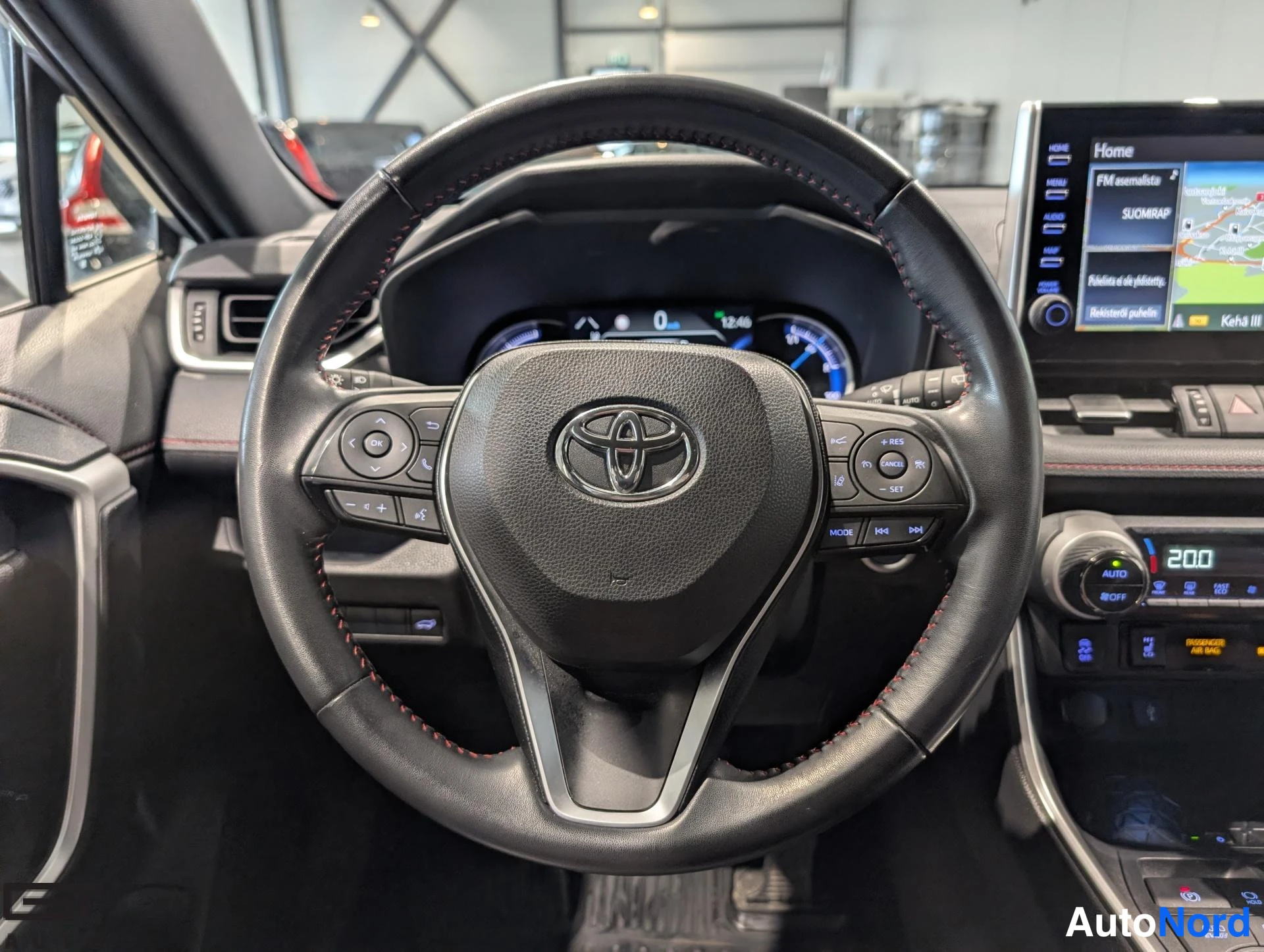 Hopea Toyota RAV4 2021, ohjaamo, kuva 9