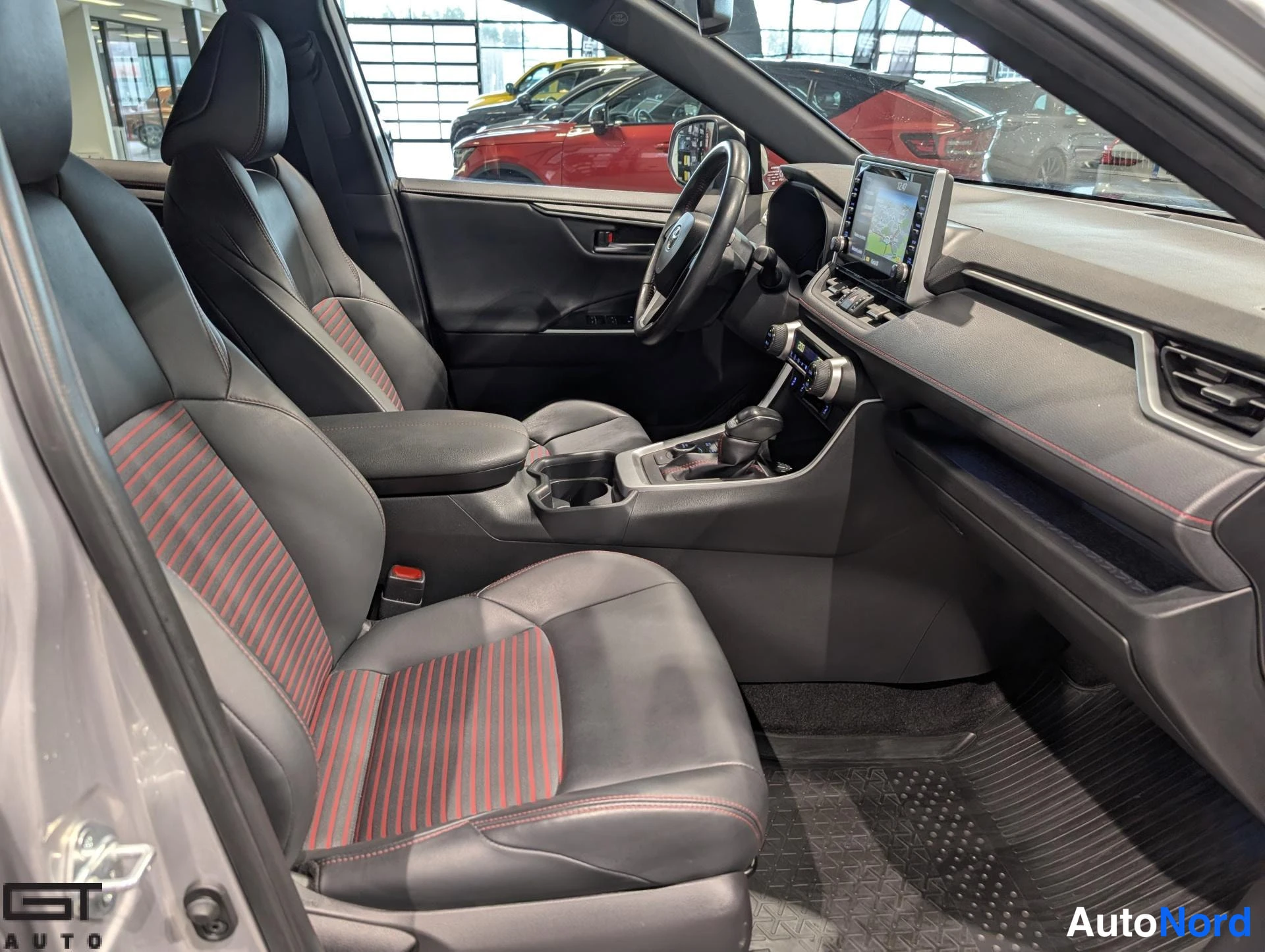 Hopea Toyota RAV4 2021, etuistuimet, kuva 12