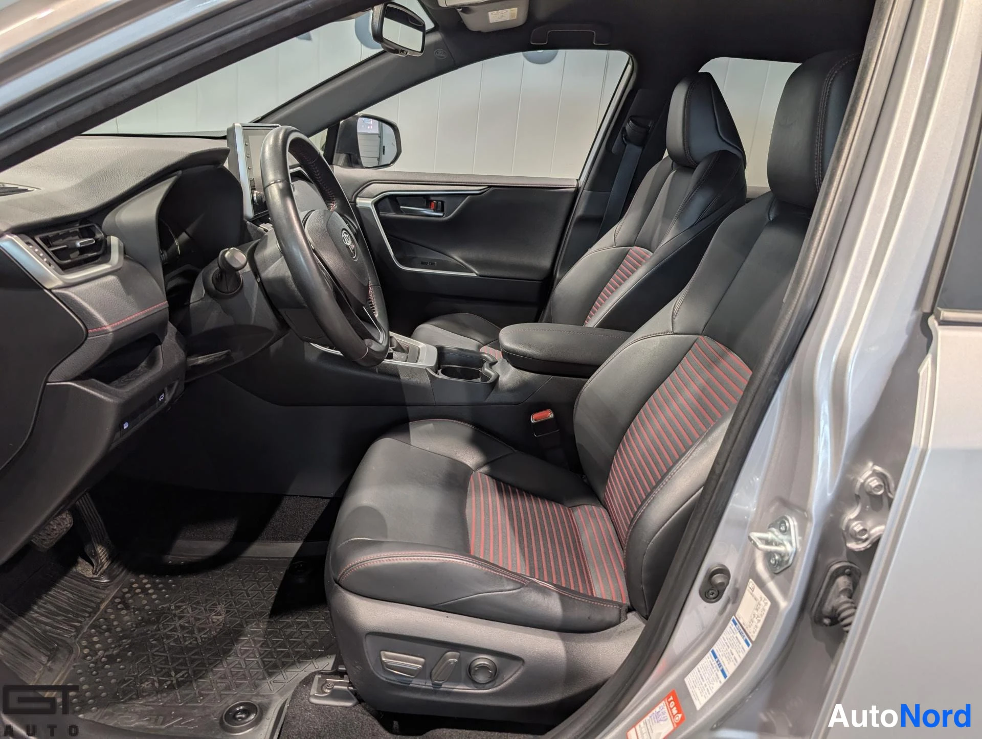 Hopea Toyota RAV4 2021, etuistuimet, kuva 11