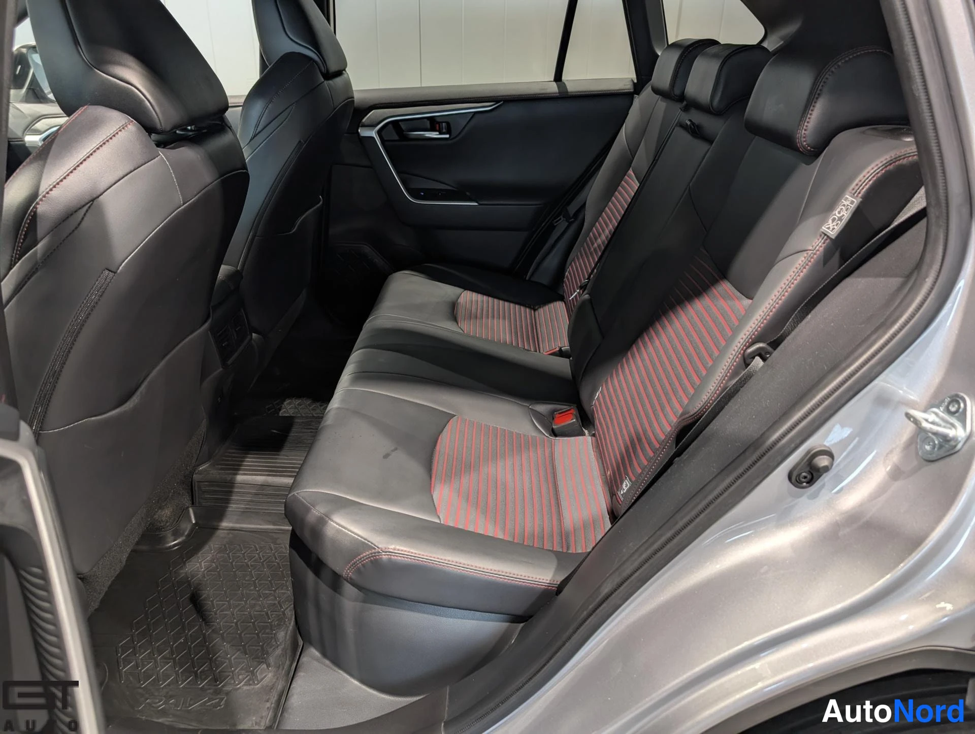 Hopea Toyota RAV4 2021, takaistuimet, kuva 13