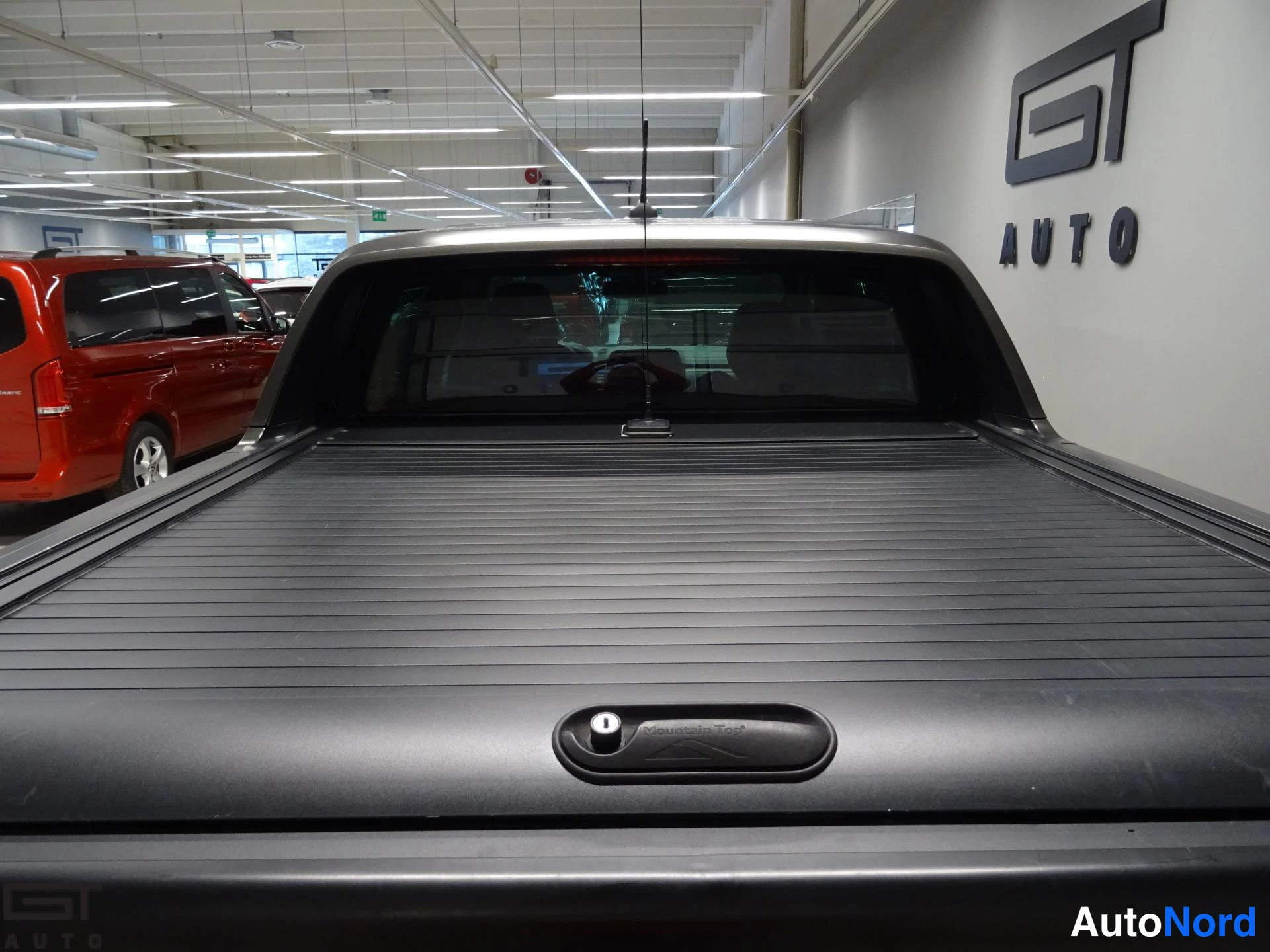 Musta Ford Ranger 2020, tavaratila, kuva 18