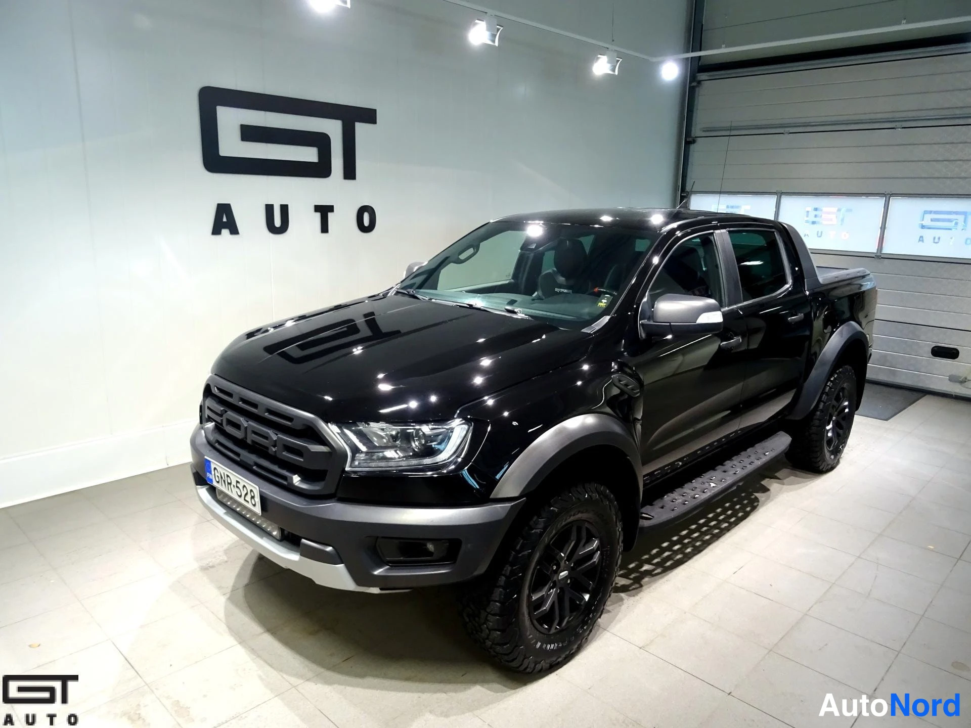 Musta Ford Ranger 2020, etuviisto, keula vasemmalle, kuva 2