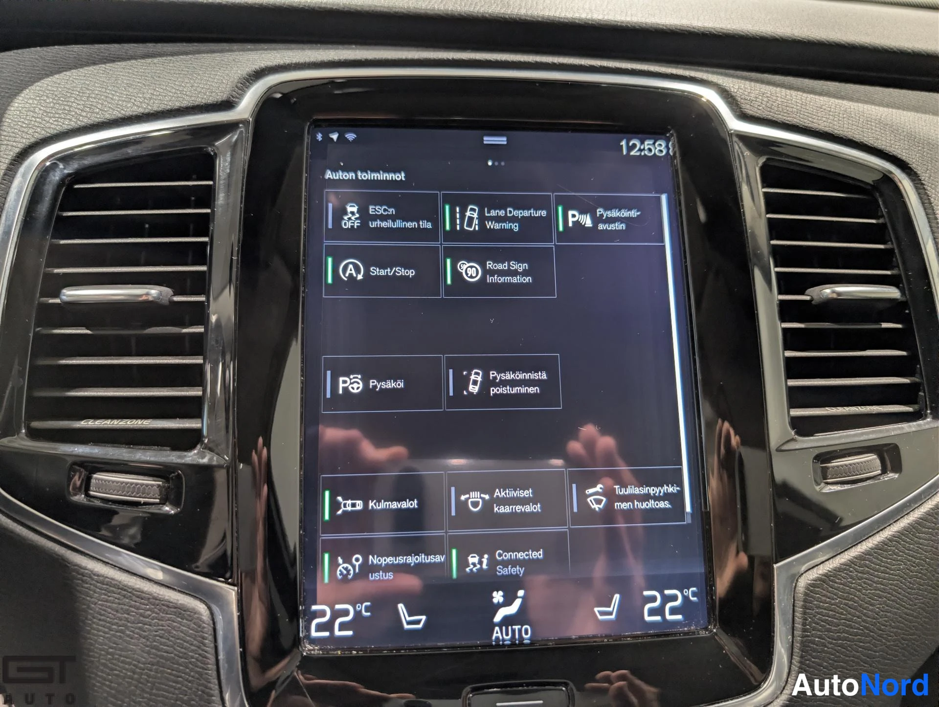 Valkoinen Volvo XC90 2015, yksityiskohta, kuva 21