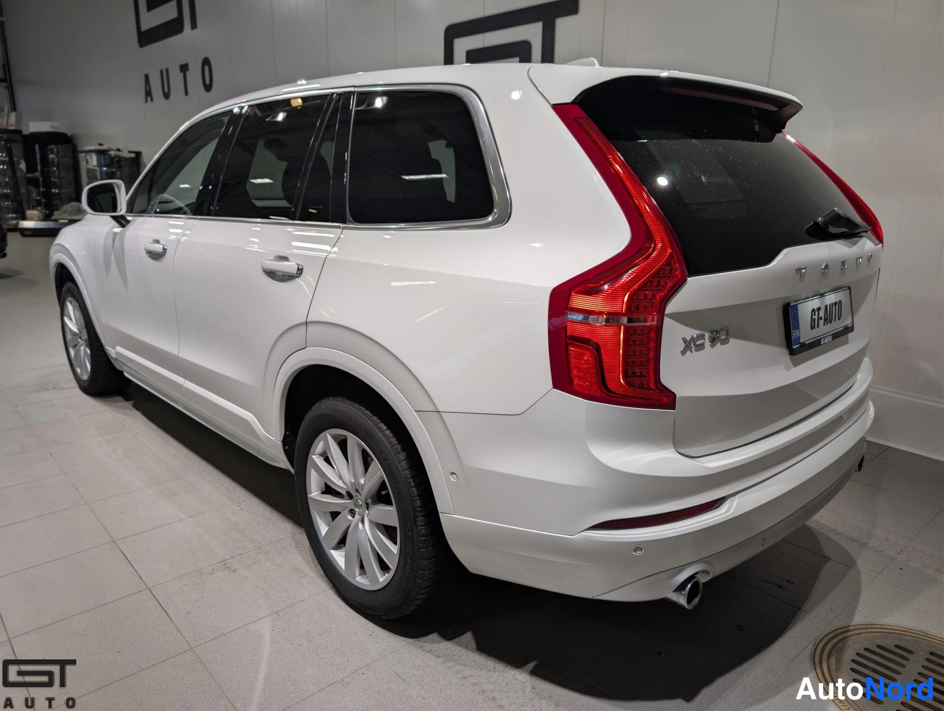 Valkoinen Volvo XC90 2015, takaviisto, kuva 7
