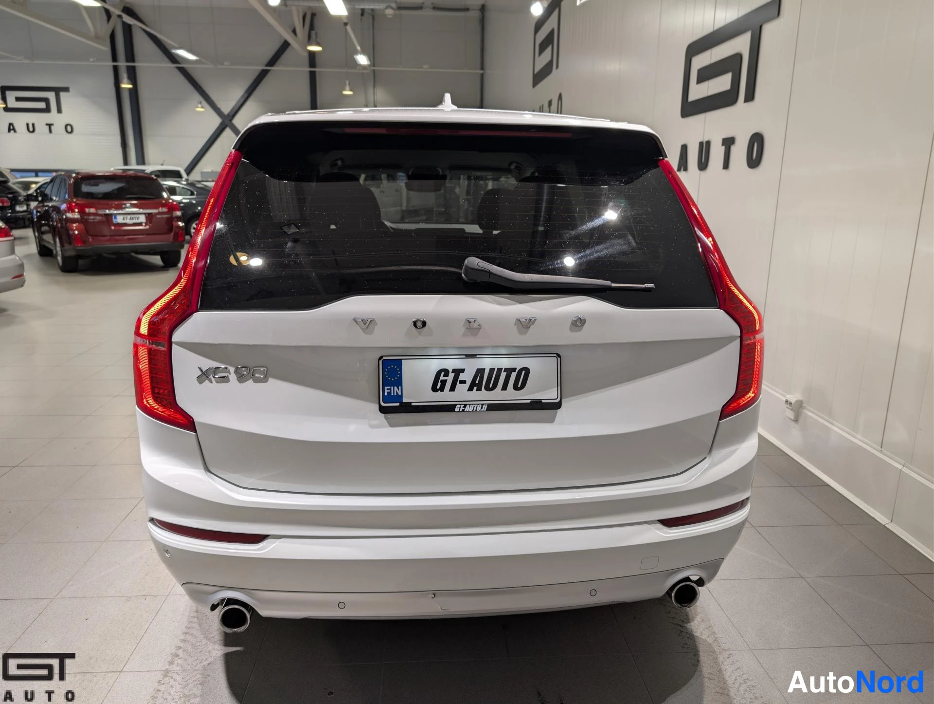 Valkoinen Volvo XC90 2015, takaa, kuva 9