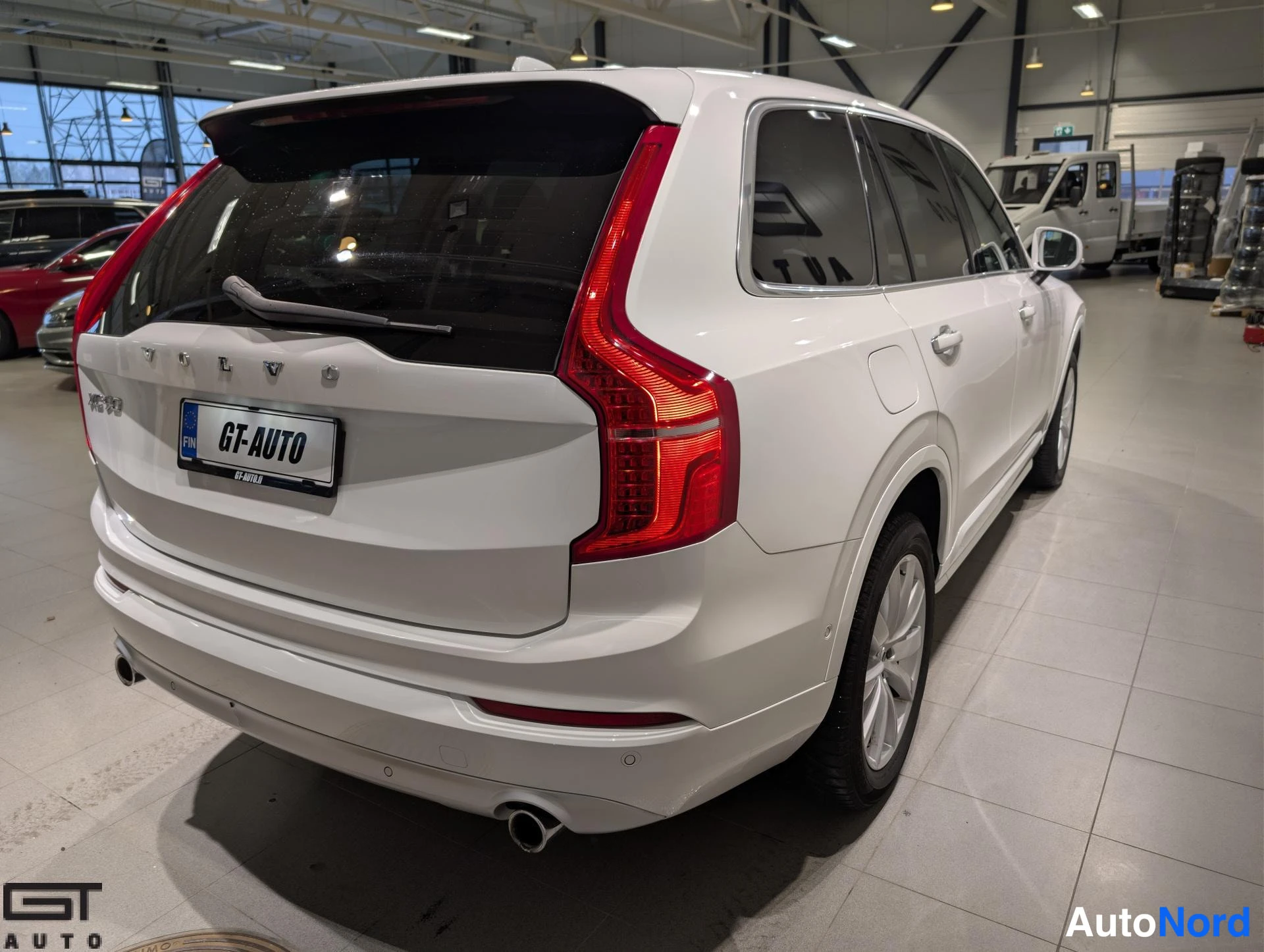 Valkoinen Volvo XC90 2015, takaviisto, kuva 8