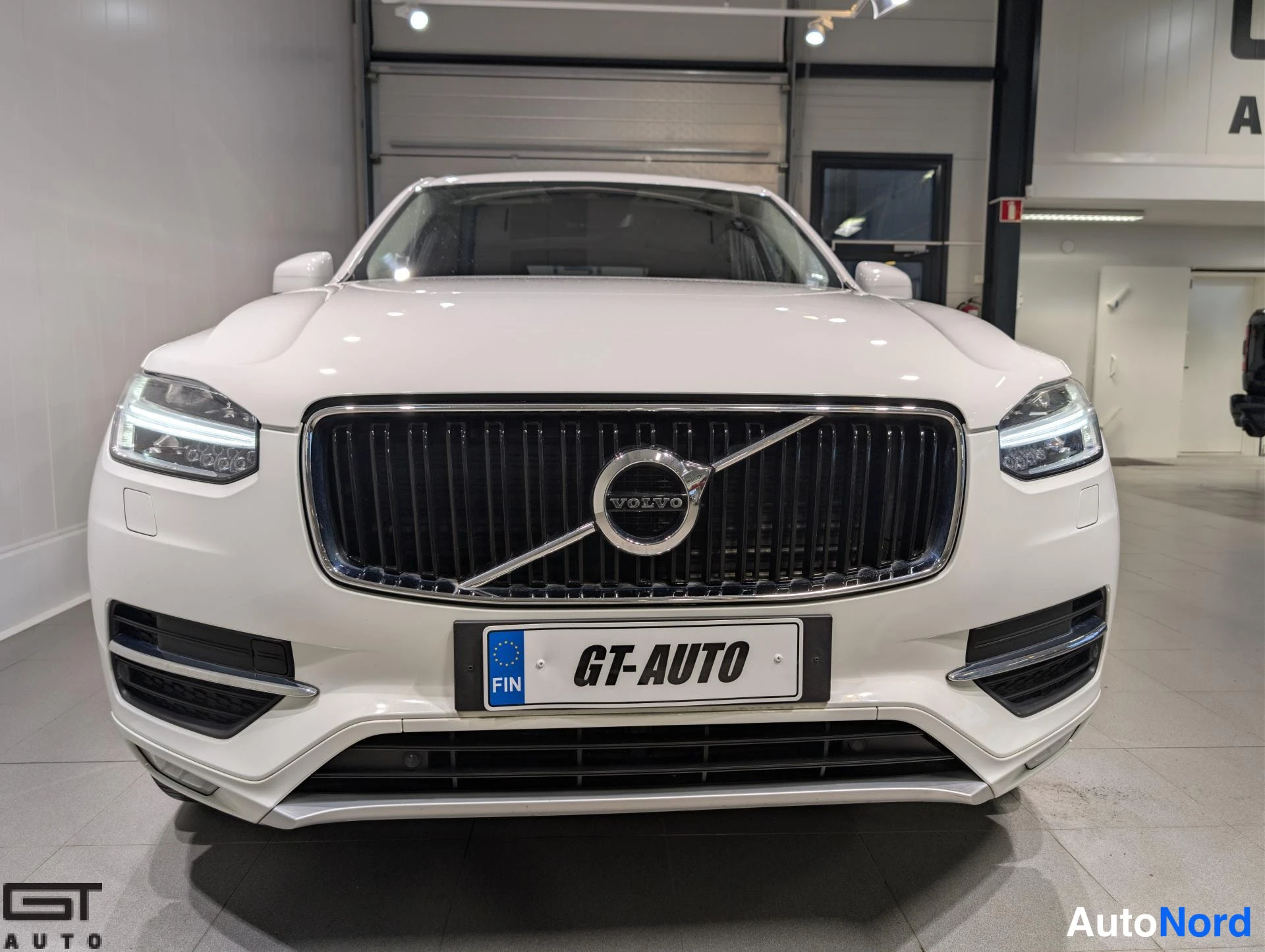 Valkoinen Volvo XC90 2015, edestä, kuva 4