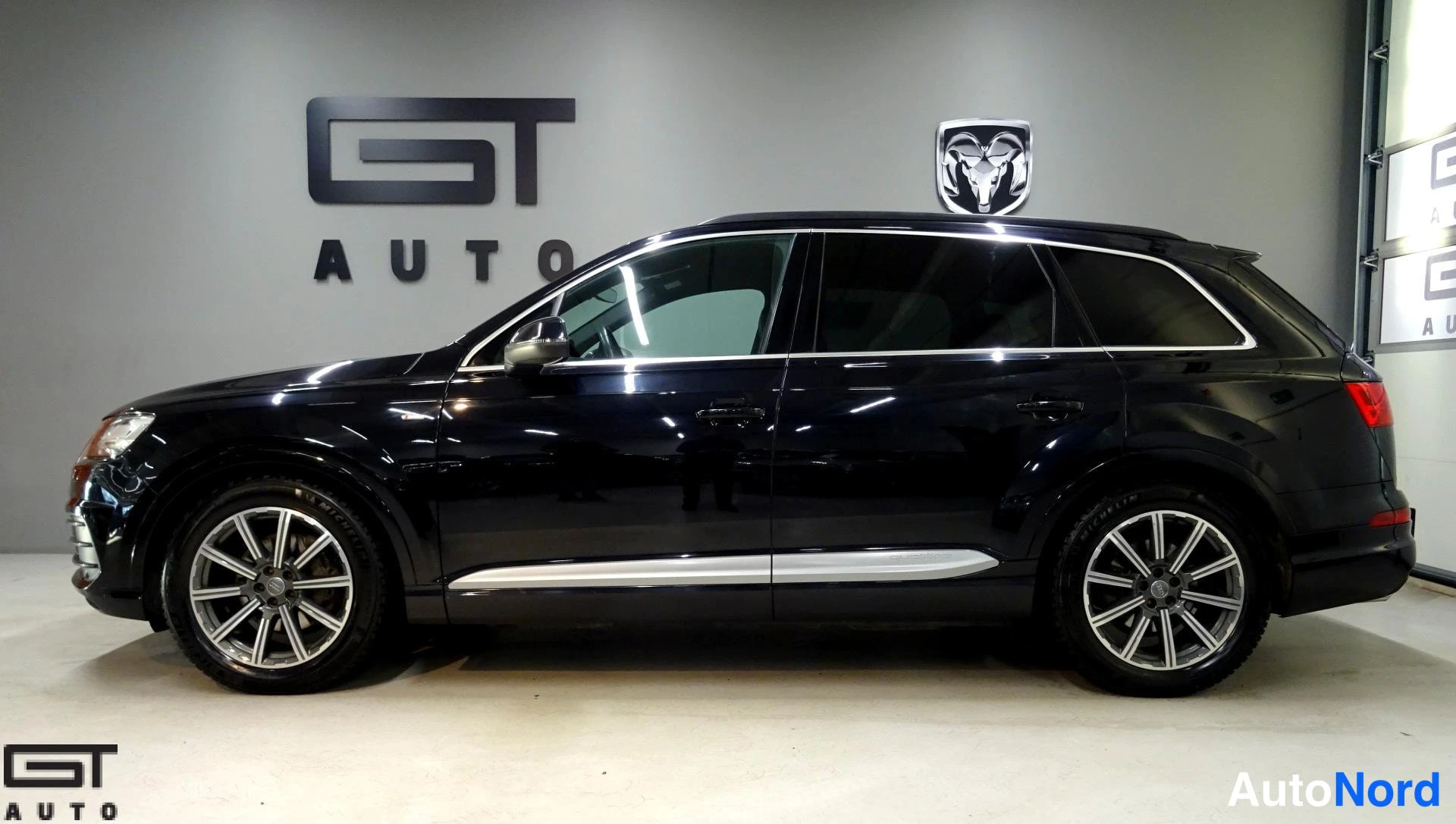 Musta Audi Q7 2015, sivulta, kuva 6