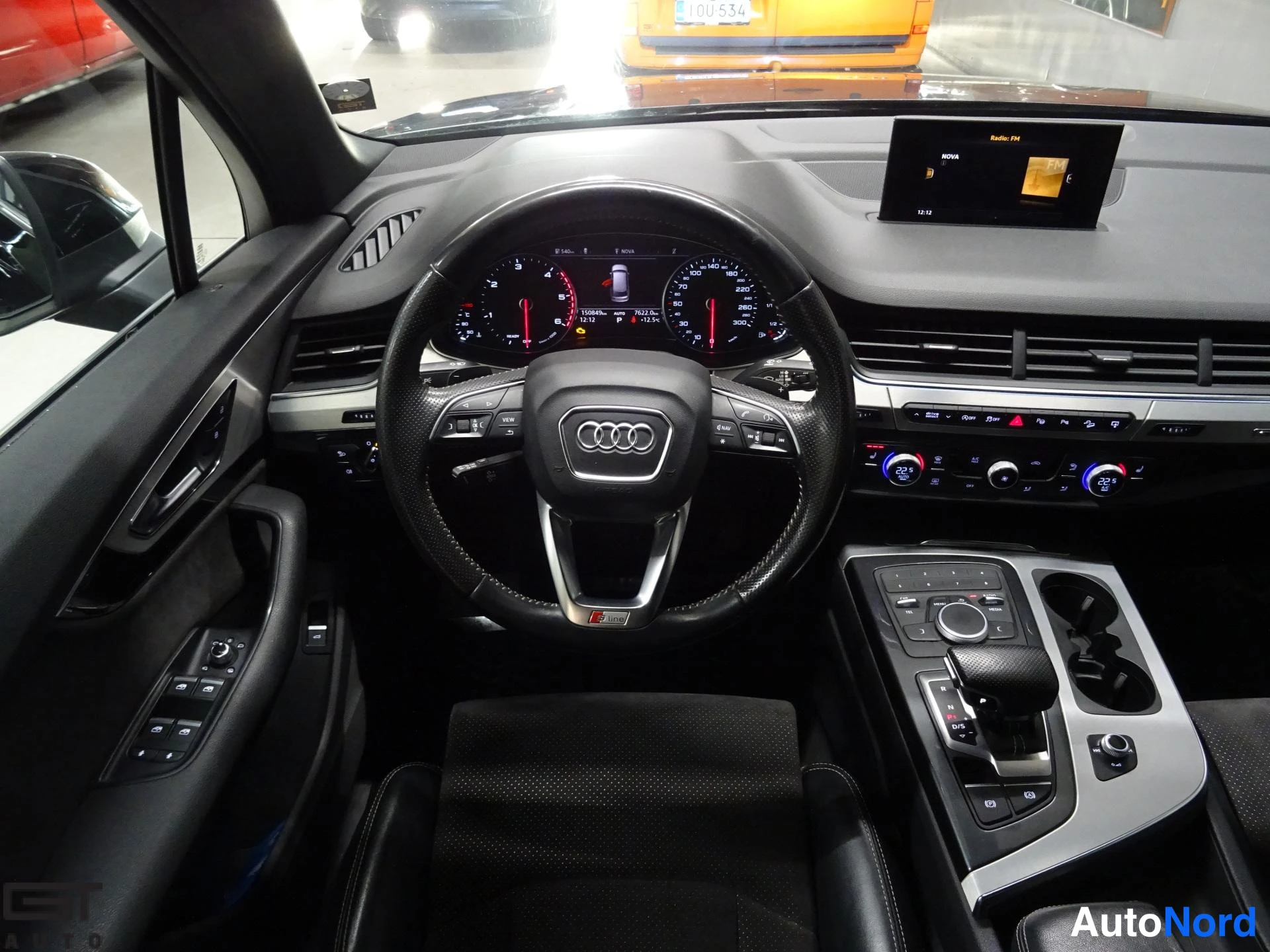 Musta Audi Q7 2015, ohjaamo, kuva 11
