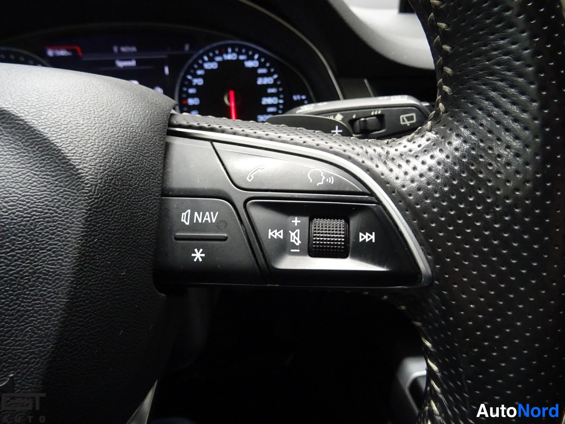 Musta Audi Q7 2015, yksityiskohta, kuva 22