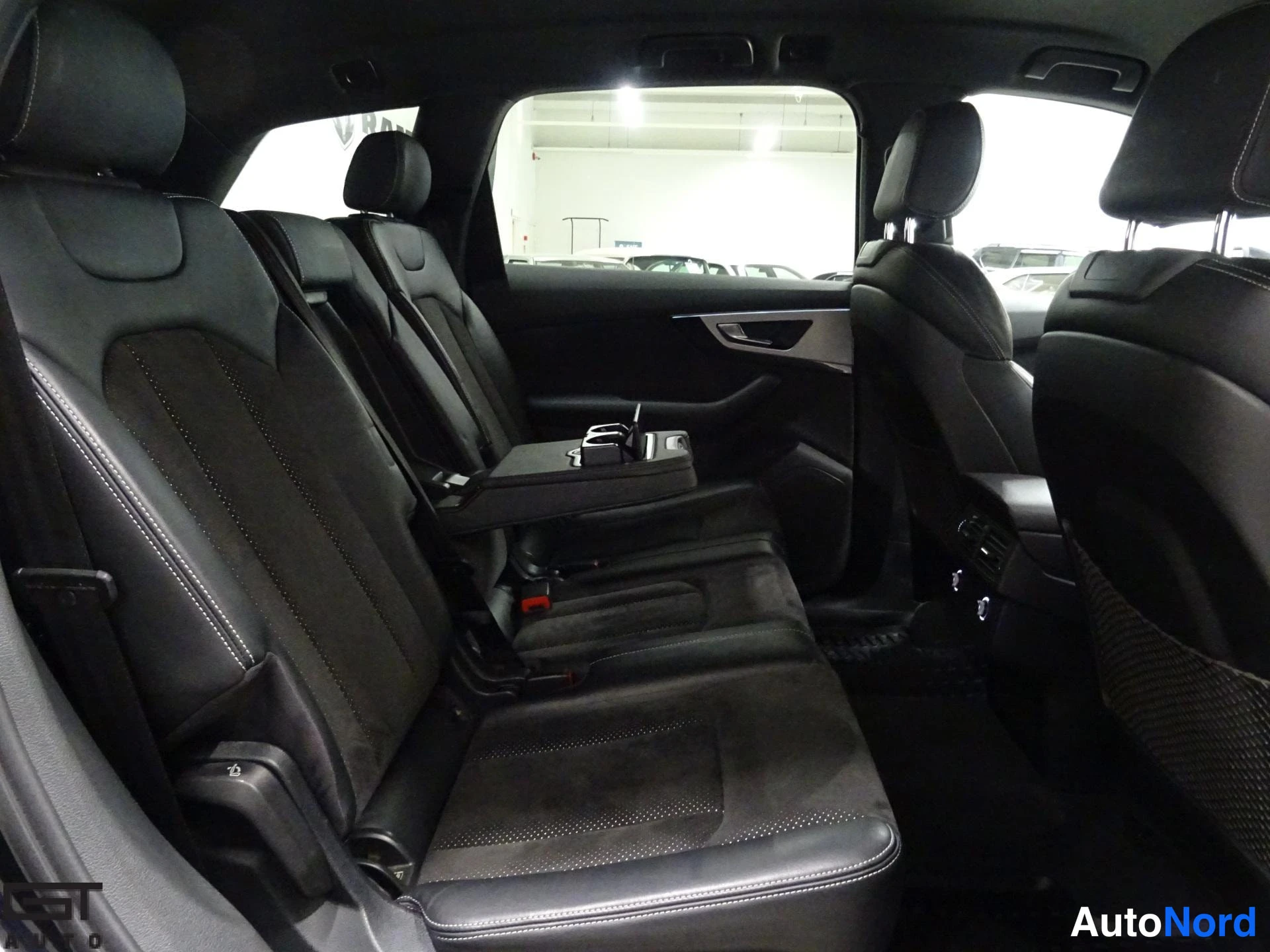 Musta Audi Q7 2015, takaistuimet, kuva 18