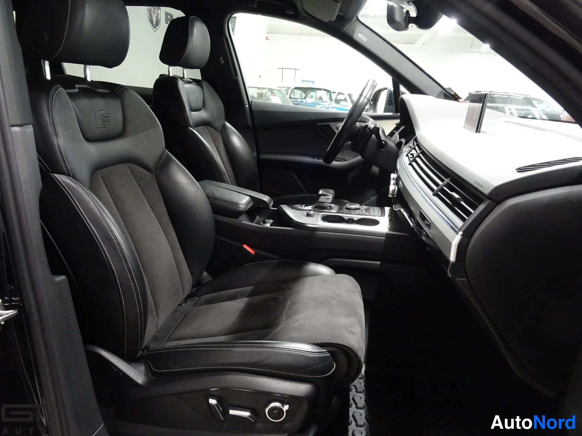 Musta Audi Q7 2015, etuistuimet, kuva 16