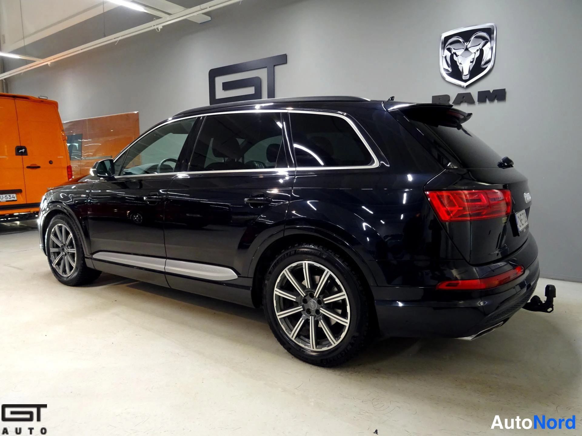 Musta Audi Q7 2015, takaviisto, kuva 8