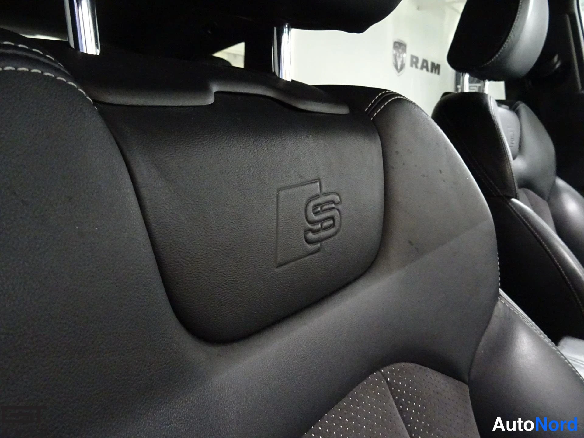 Musta Audi Q7 2015, yksityiskohta, kuva 24
