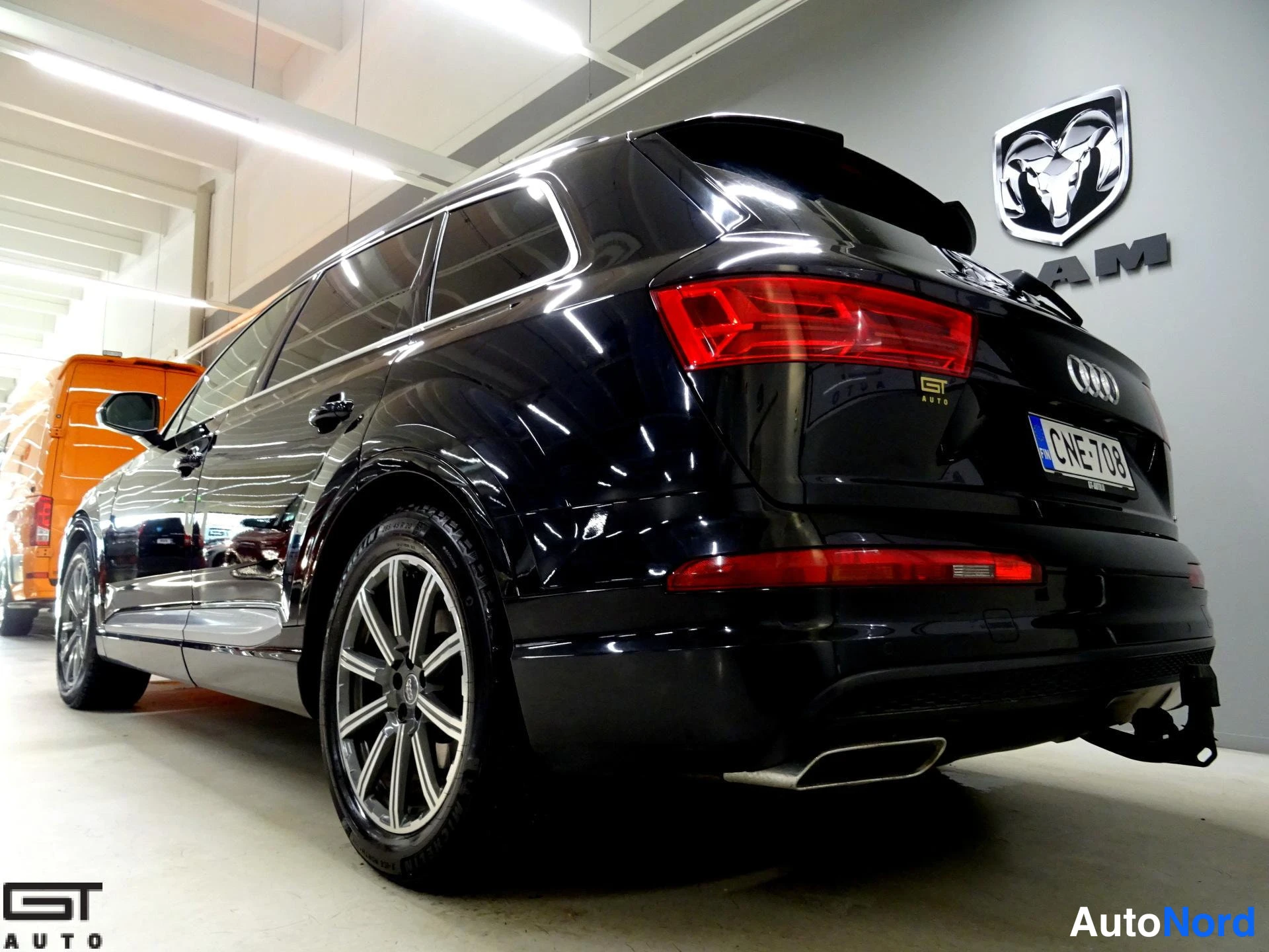 Musta Audi Q7 2015, takaviisto, kuva 9