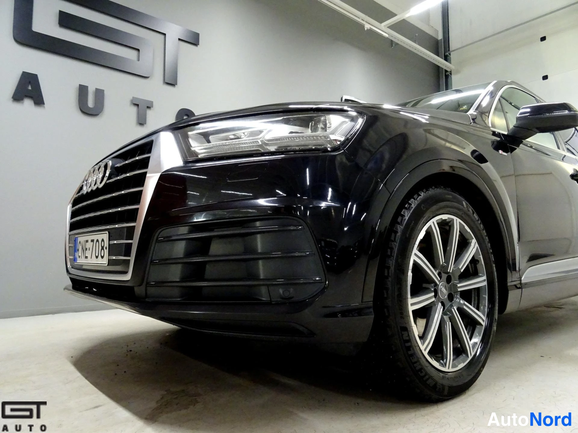 Musta Audi Q7 2015, etuviisto, keula vasemmalle, kuva 2