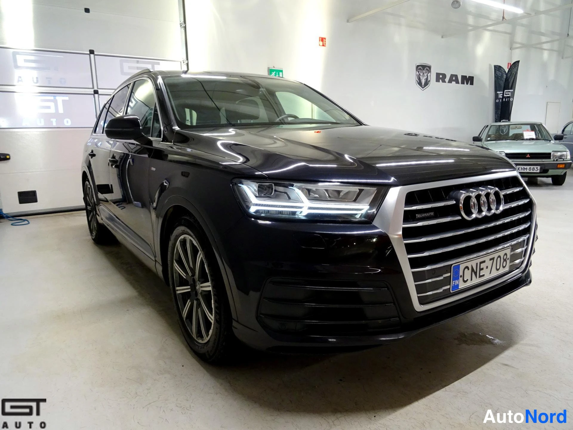 Musta Audi Q7 2015, etuviisto, keula oikealle, kuva 3
