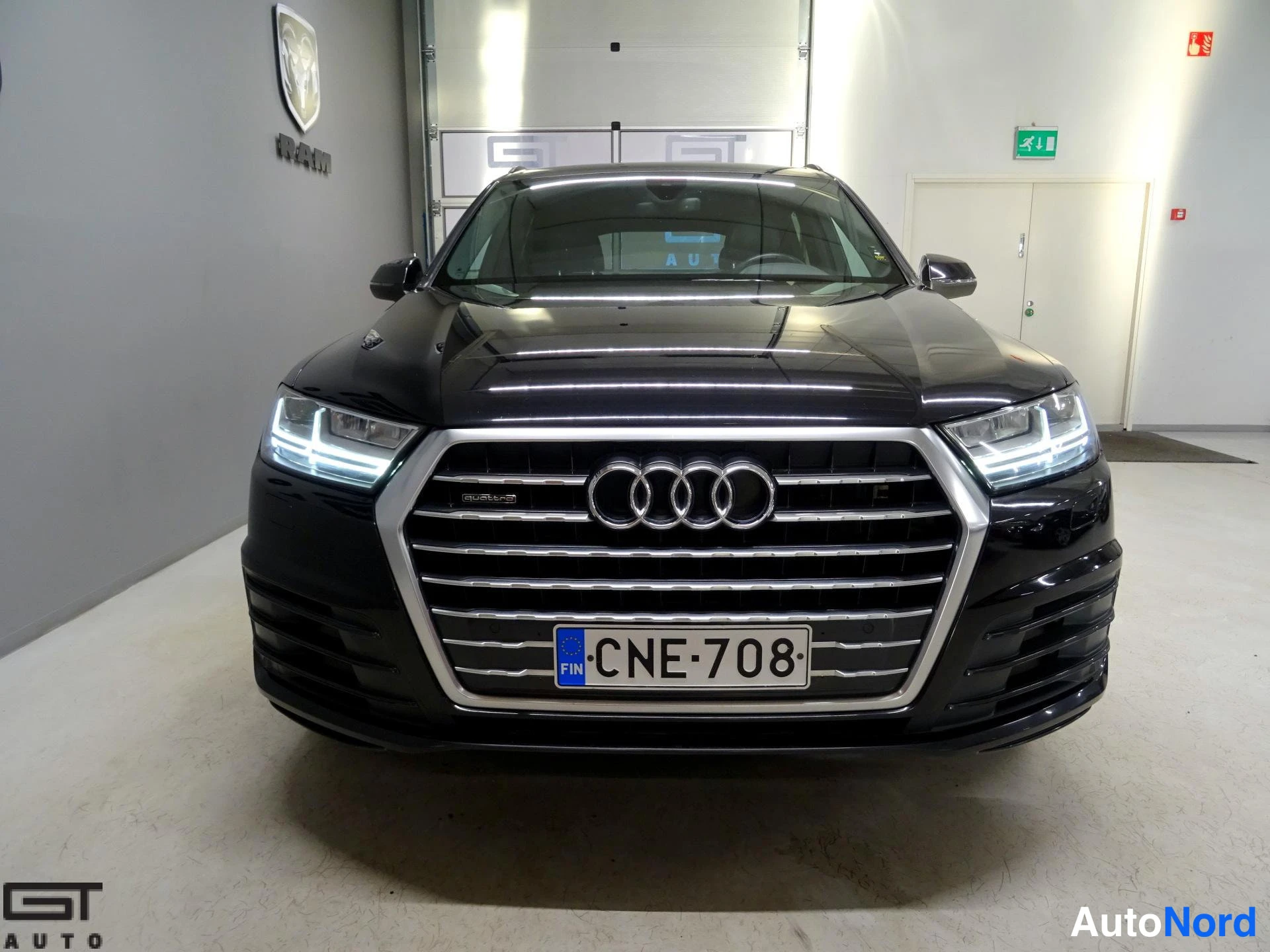 Musta Audi Q7 2015, edestä, kuva 5