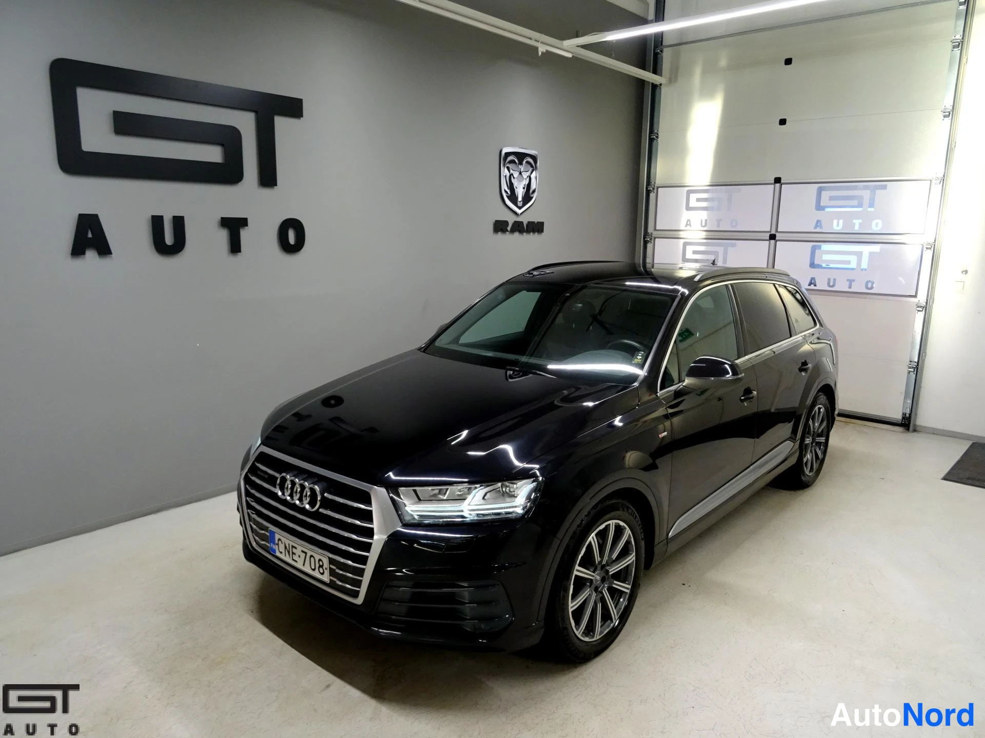 Musta Audi Q7 2015, etuviisto, keula oikealle, kuva 4