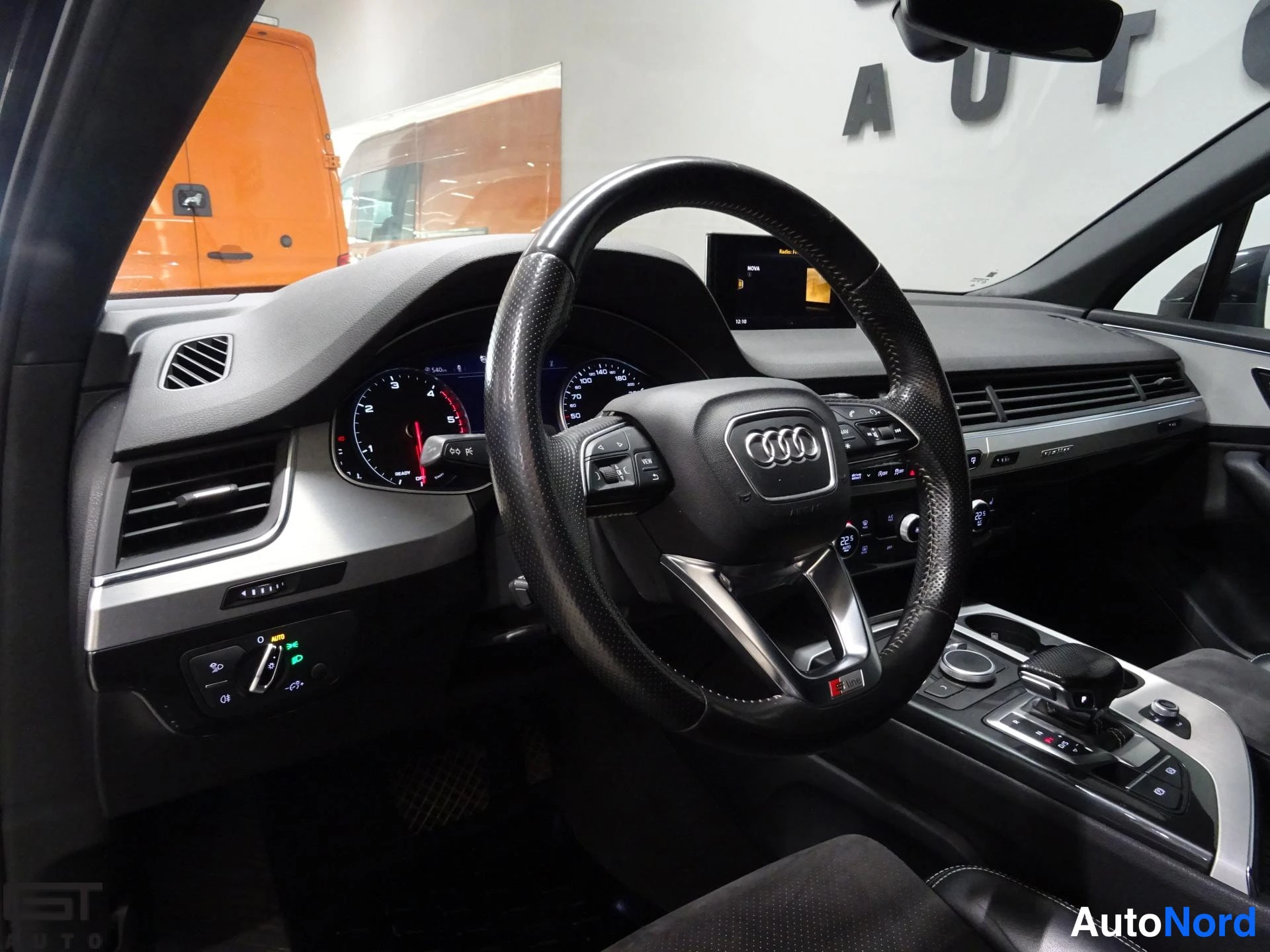 Musta Audi Q7 2015, ohjaamo, kuva 13