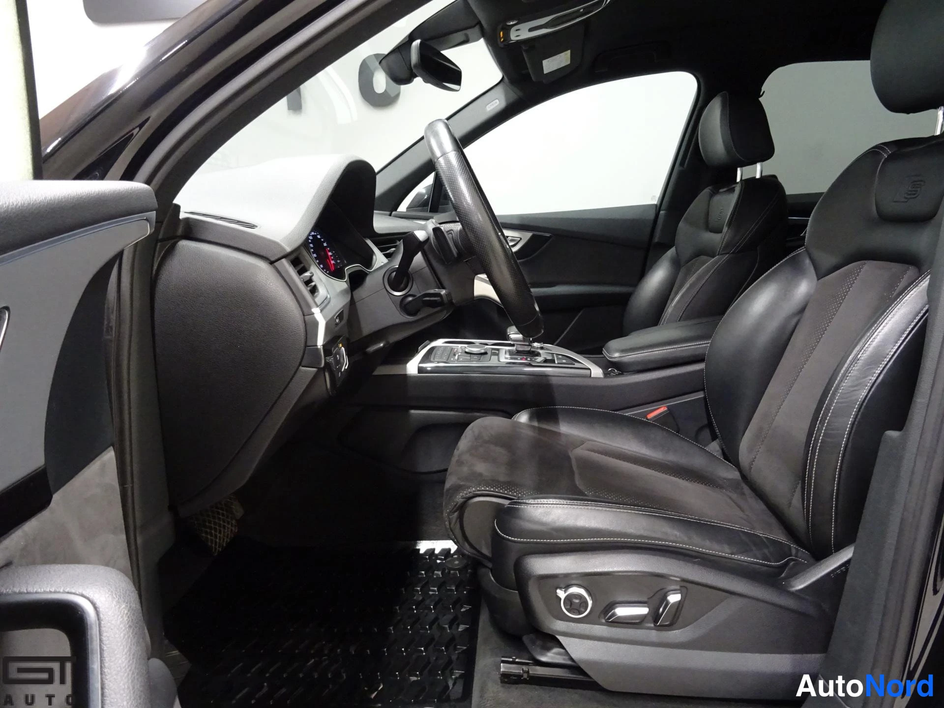 Musta Audi Q7 2015, etuistuimet, kuva 15