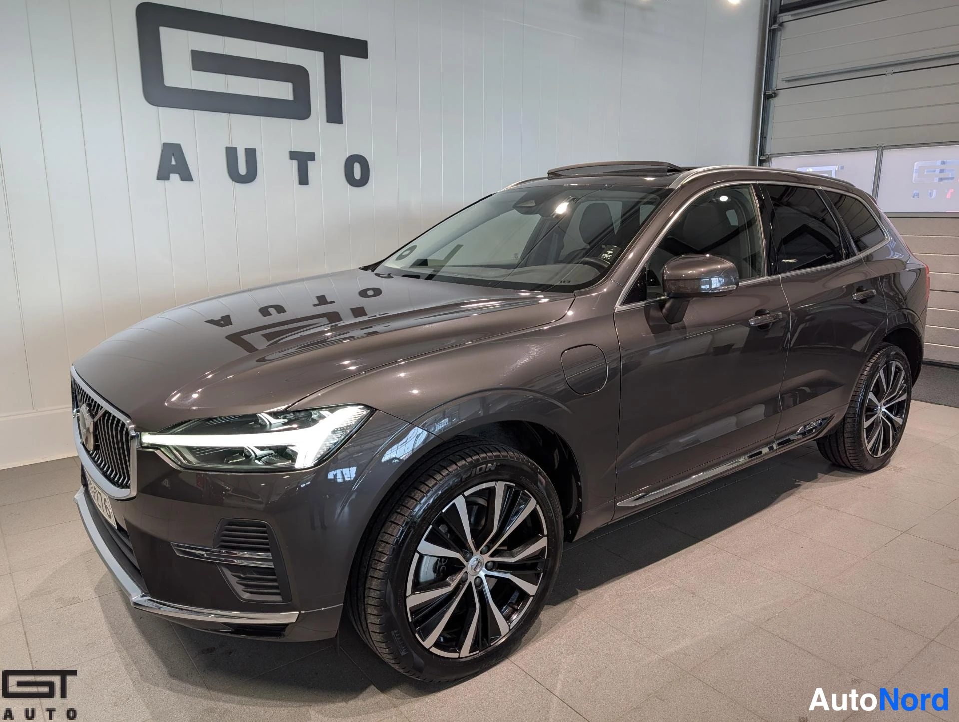 Harmaa Volvo XC60 2023, etuviisto, keula vasemmalle, kuva 2