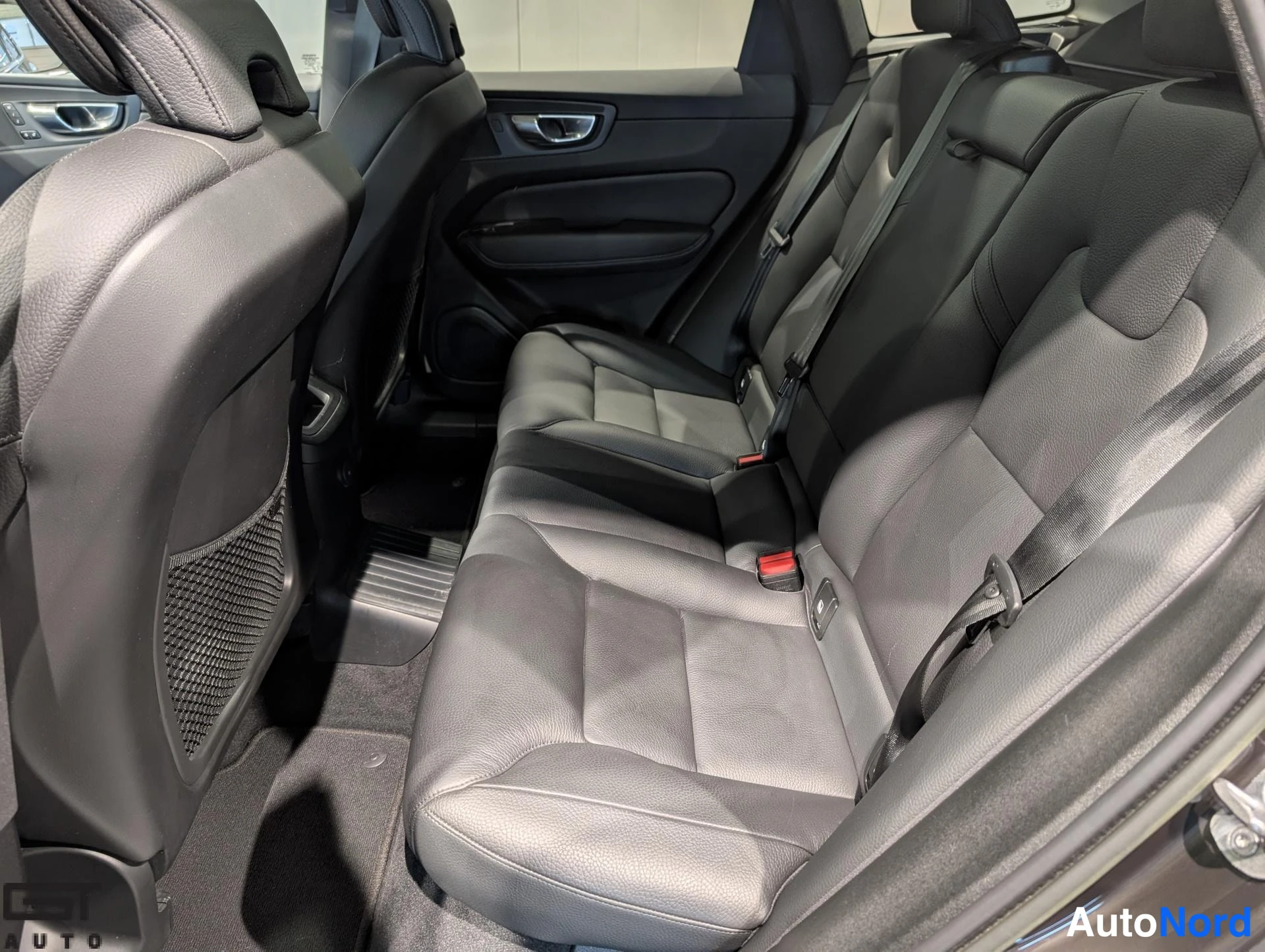 Harmaa Volvo XC60 2023, takaistuimet, kuva 14