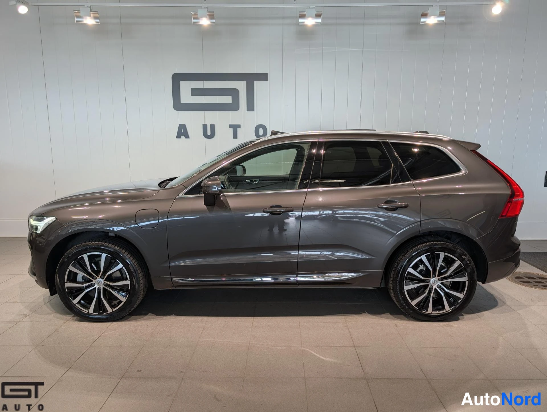 Harmaa Volvo XC60 2023, sivulta, kuva 6