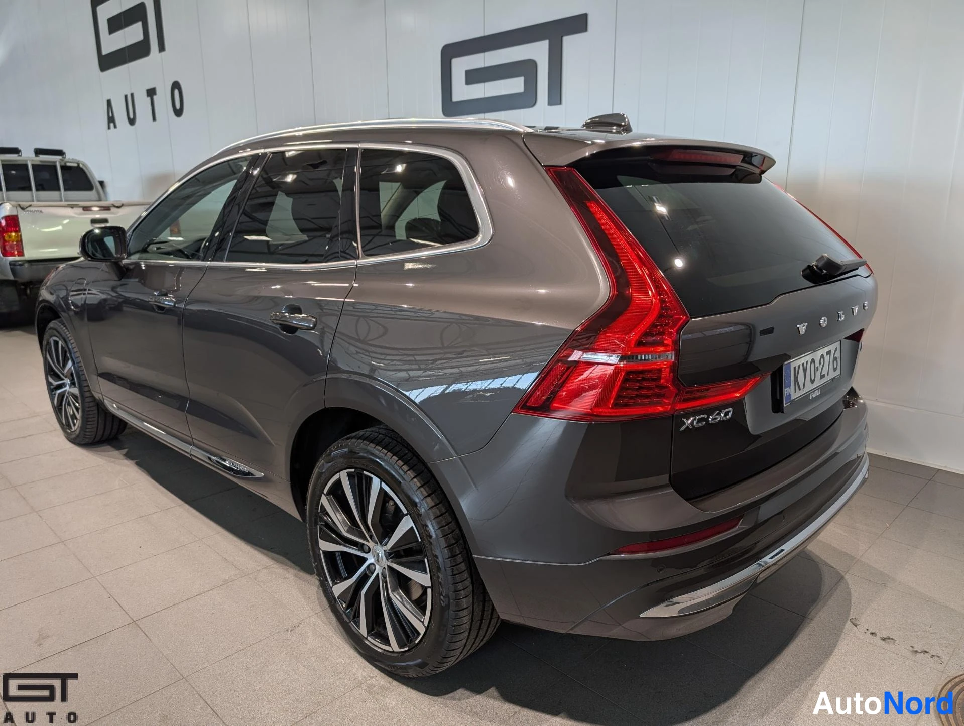 Harmaa Volvo XC60 2023, takaviisto, kuva 7