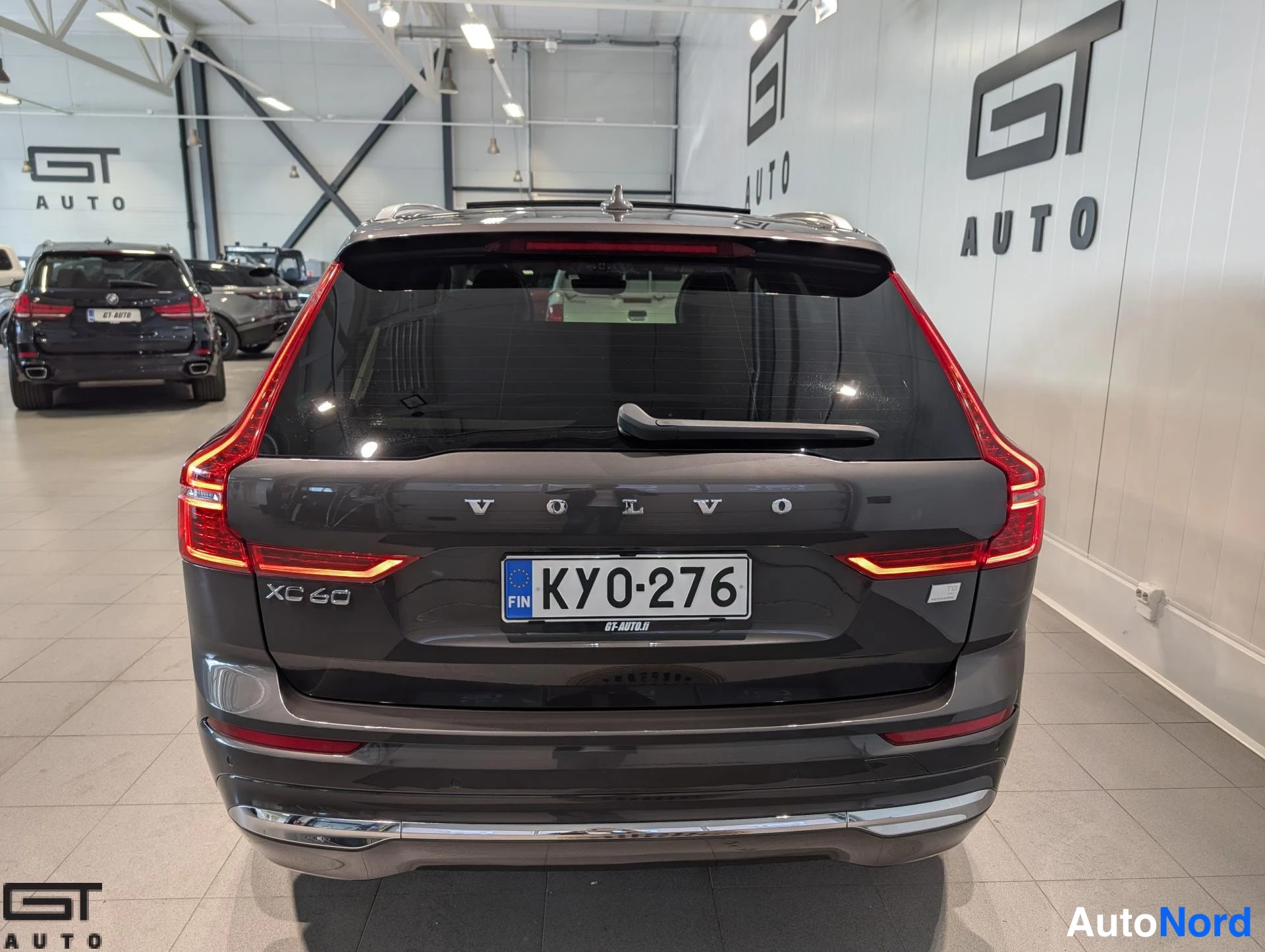Harmaa Volvo XC60 2023, takaa, kuva 9
