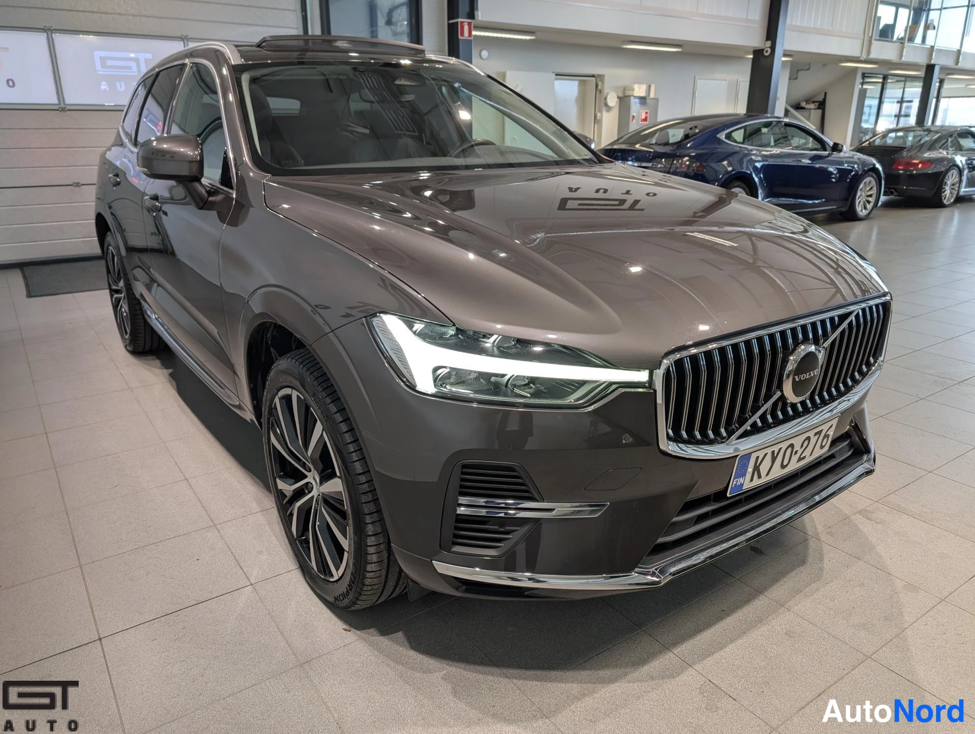Harmaa Volvo XC60 2023, etuviisto, keula oikealle, kuva 3