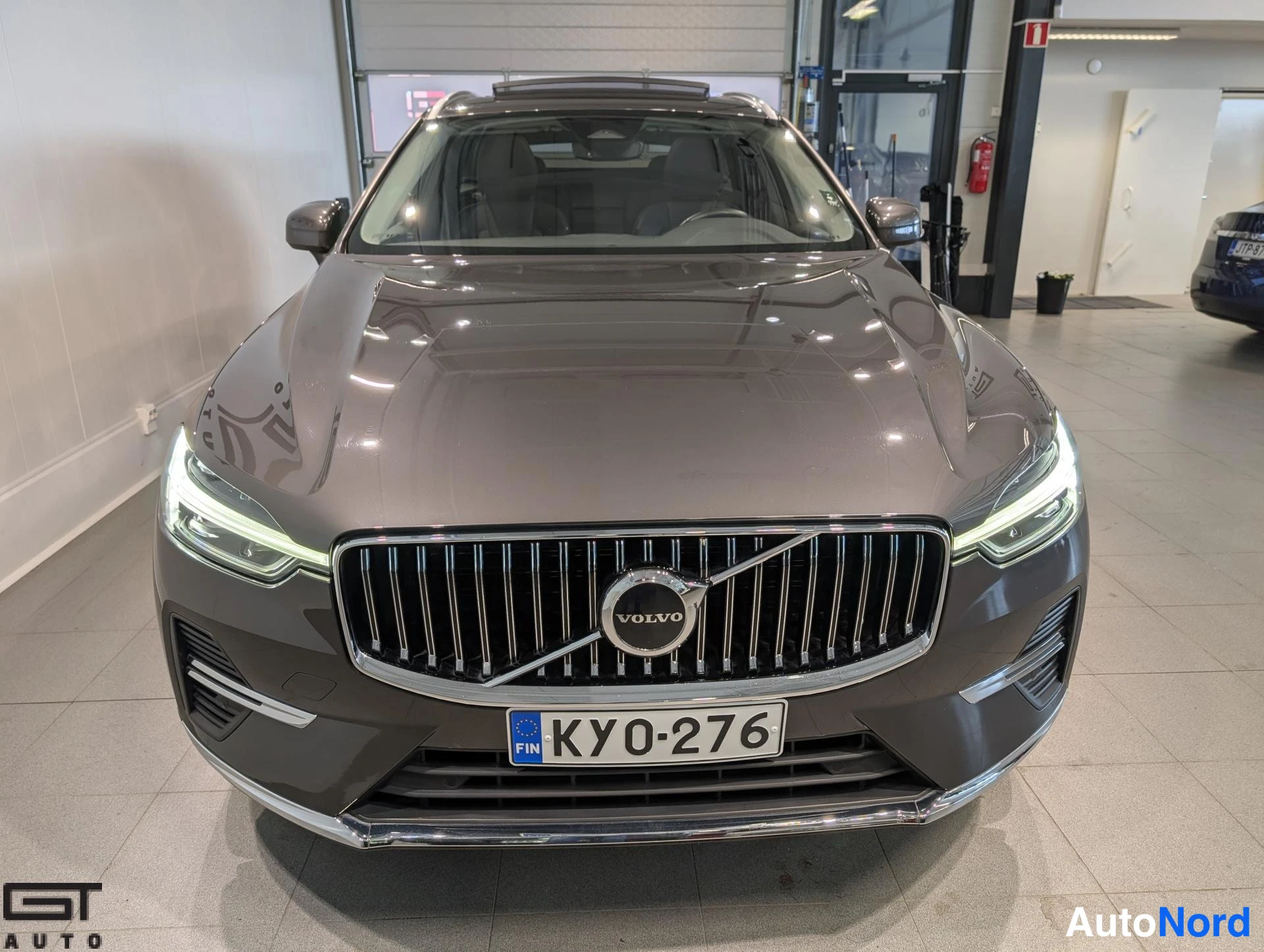Harmaa Volvo XC60 2023, edestä, kuva 4