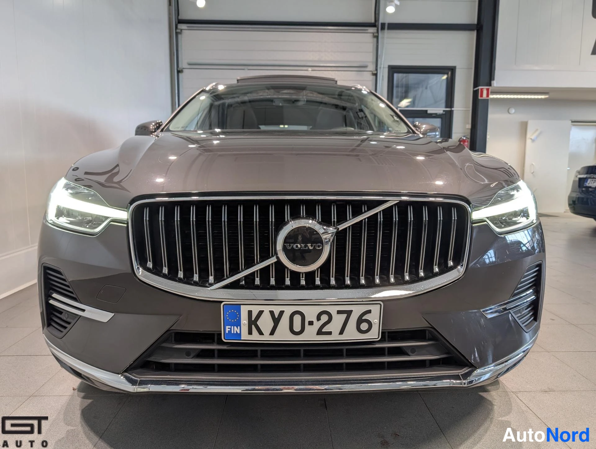 Harmaa Volvo XC60 2023, edestä, kuva 5