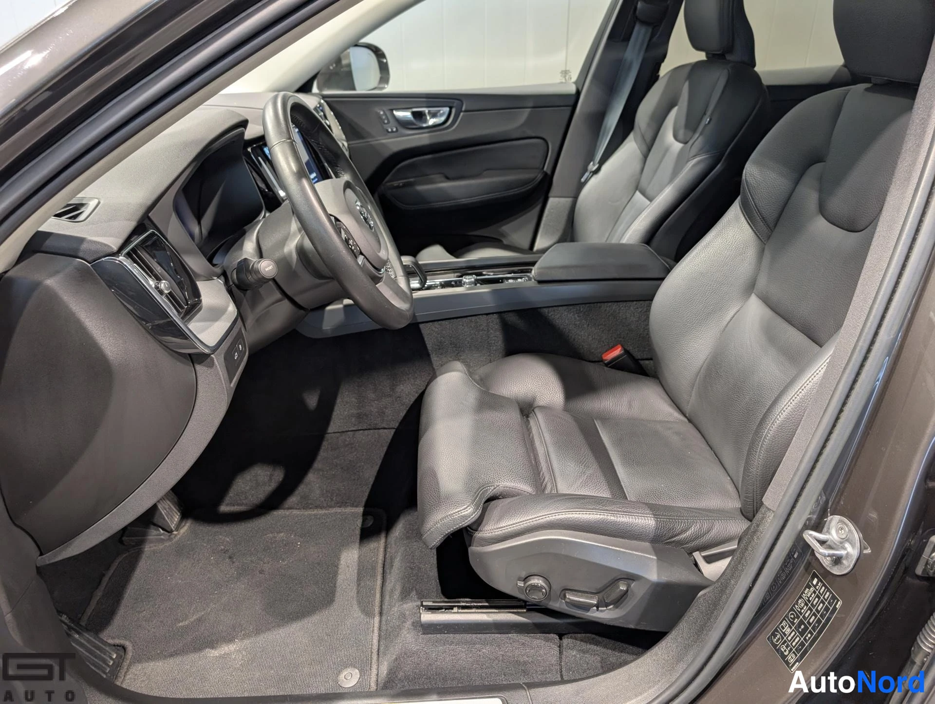 Harmaa Volvo XC60 2023, etuistuimet, kuva 12