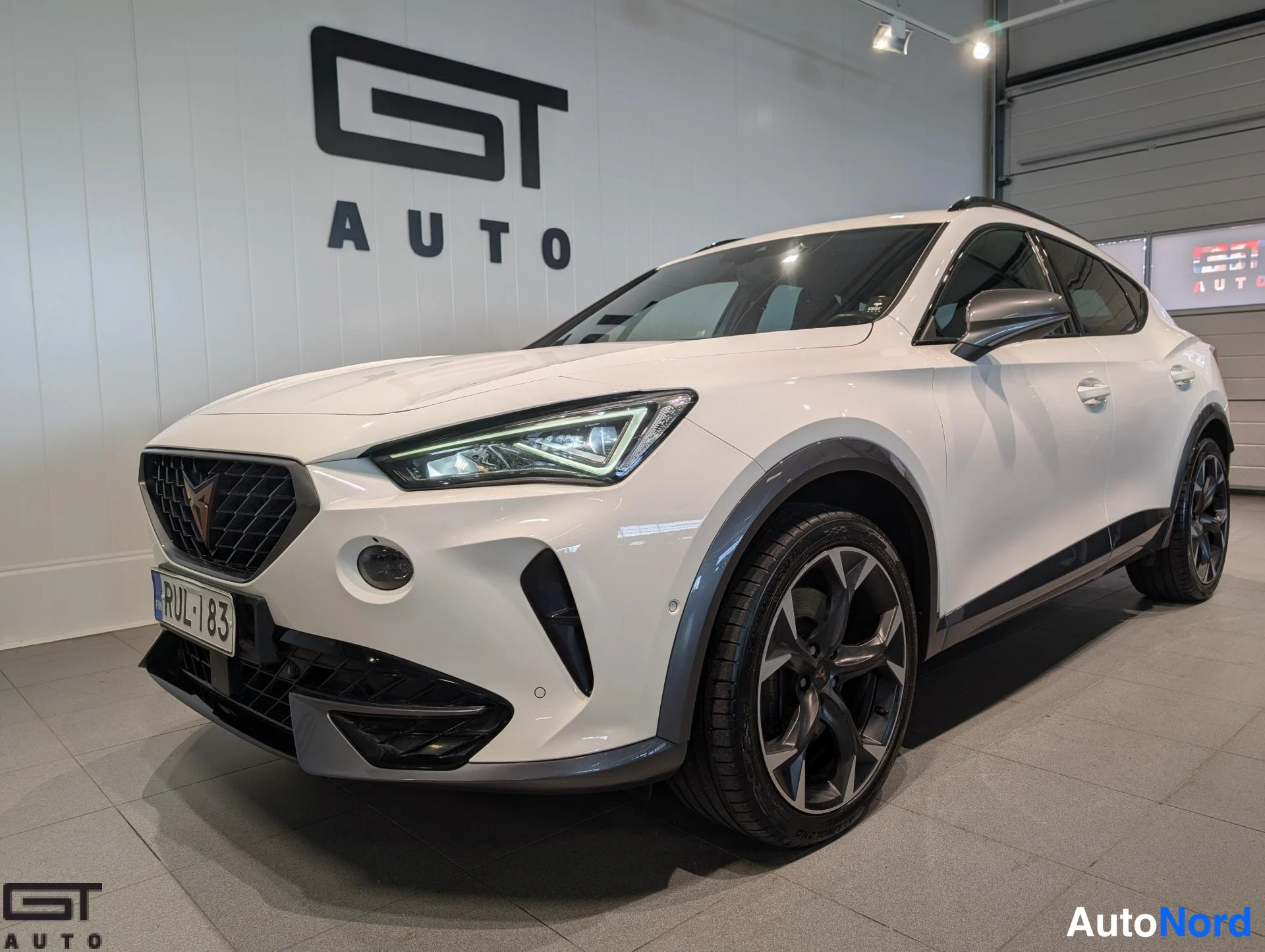 Valkoinen Cupra Formentor 2021, etuviisto, keula vasemmalle, kuva 2