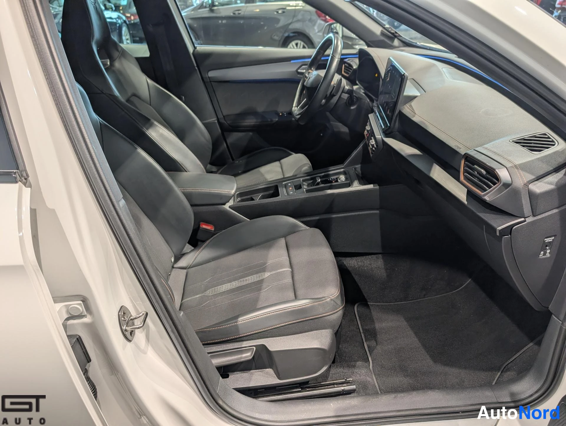 Valkoinen Cupra Formentor 2021, ohjaamo, kuva 12