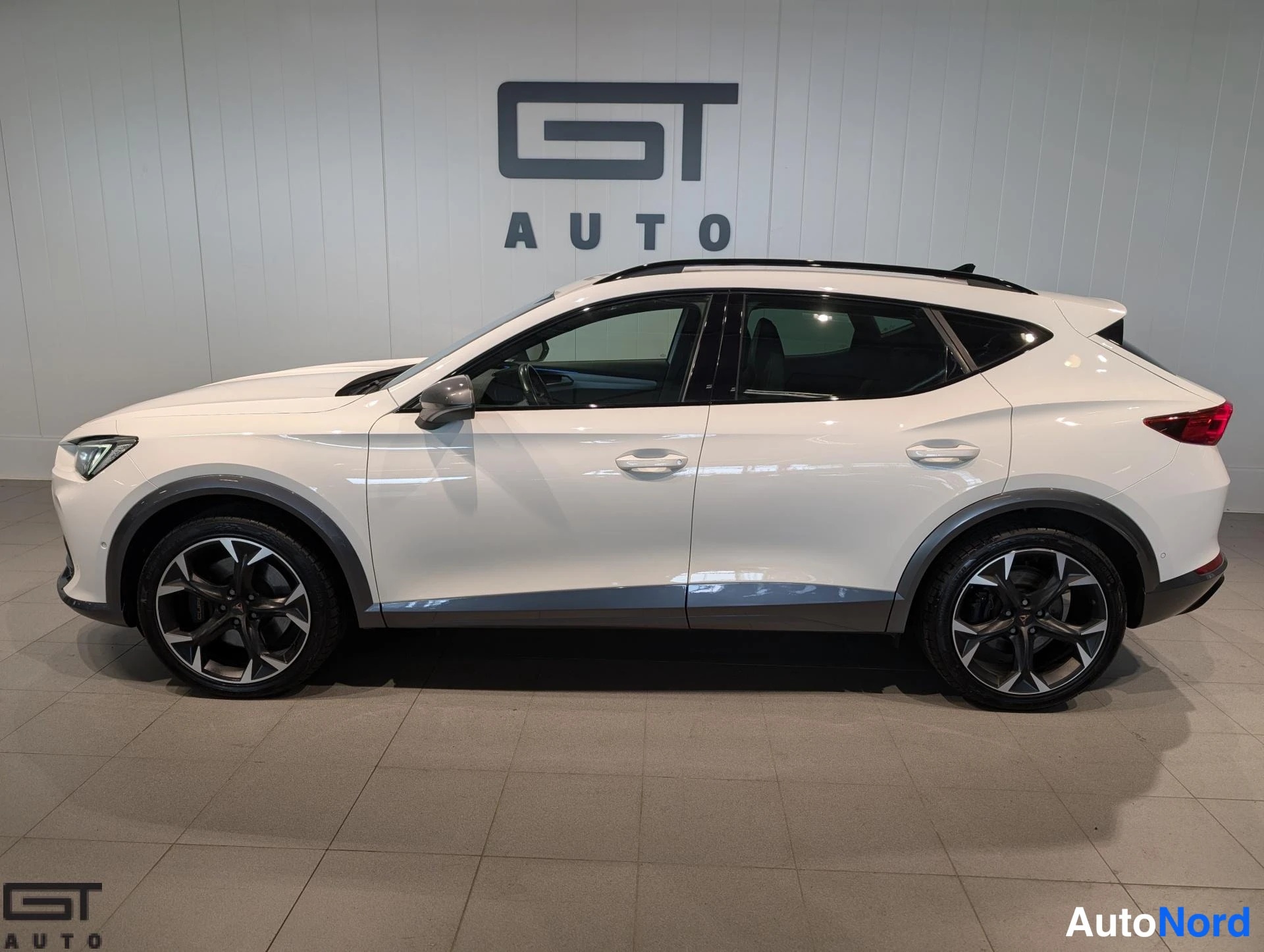 Valkoinen Cupra Formentor 2021, sivulta, kuva 6