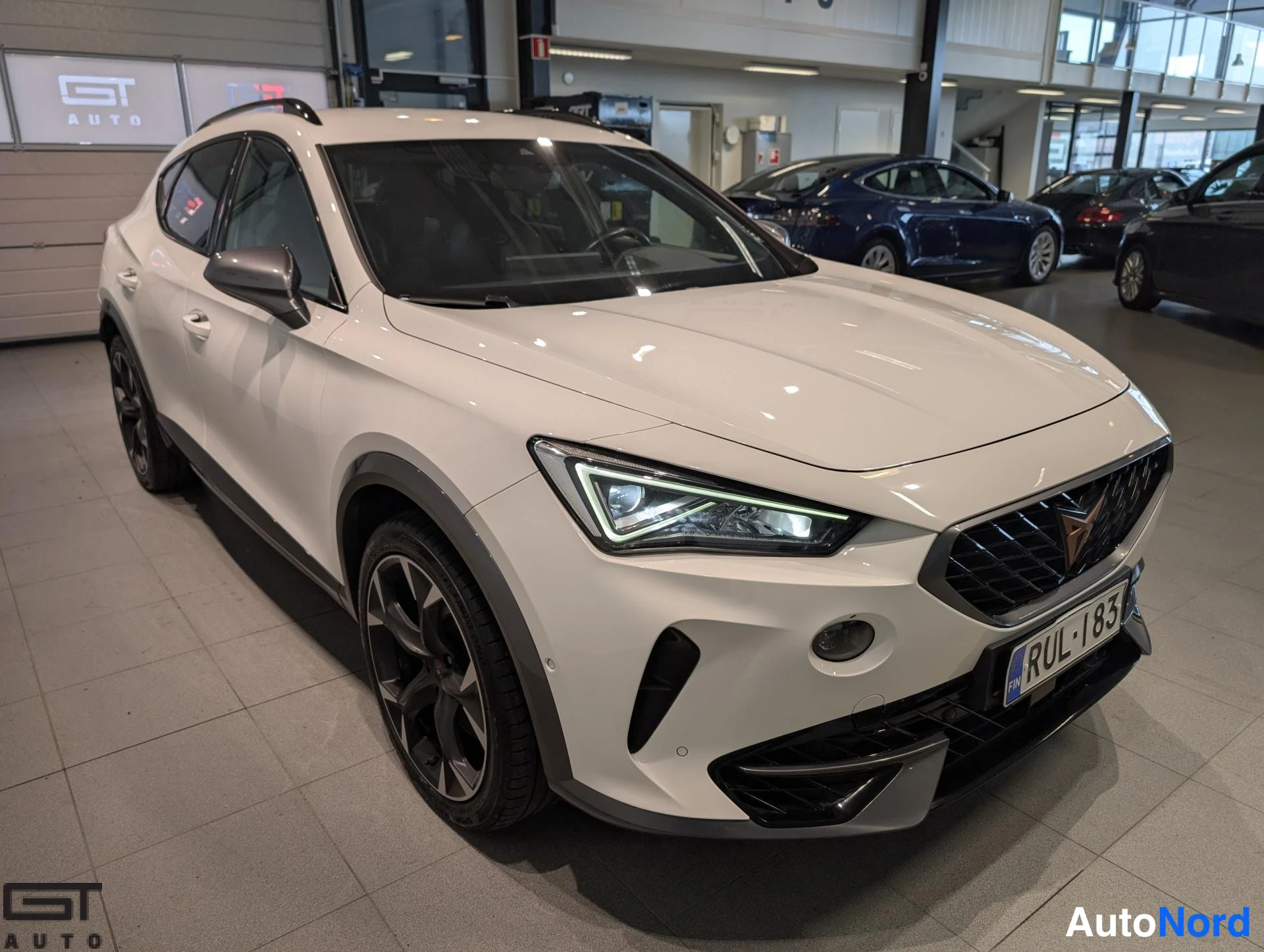 Valkoinen Cupra Formentor 2021, etuviisto, keula oikealle, kuva 3