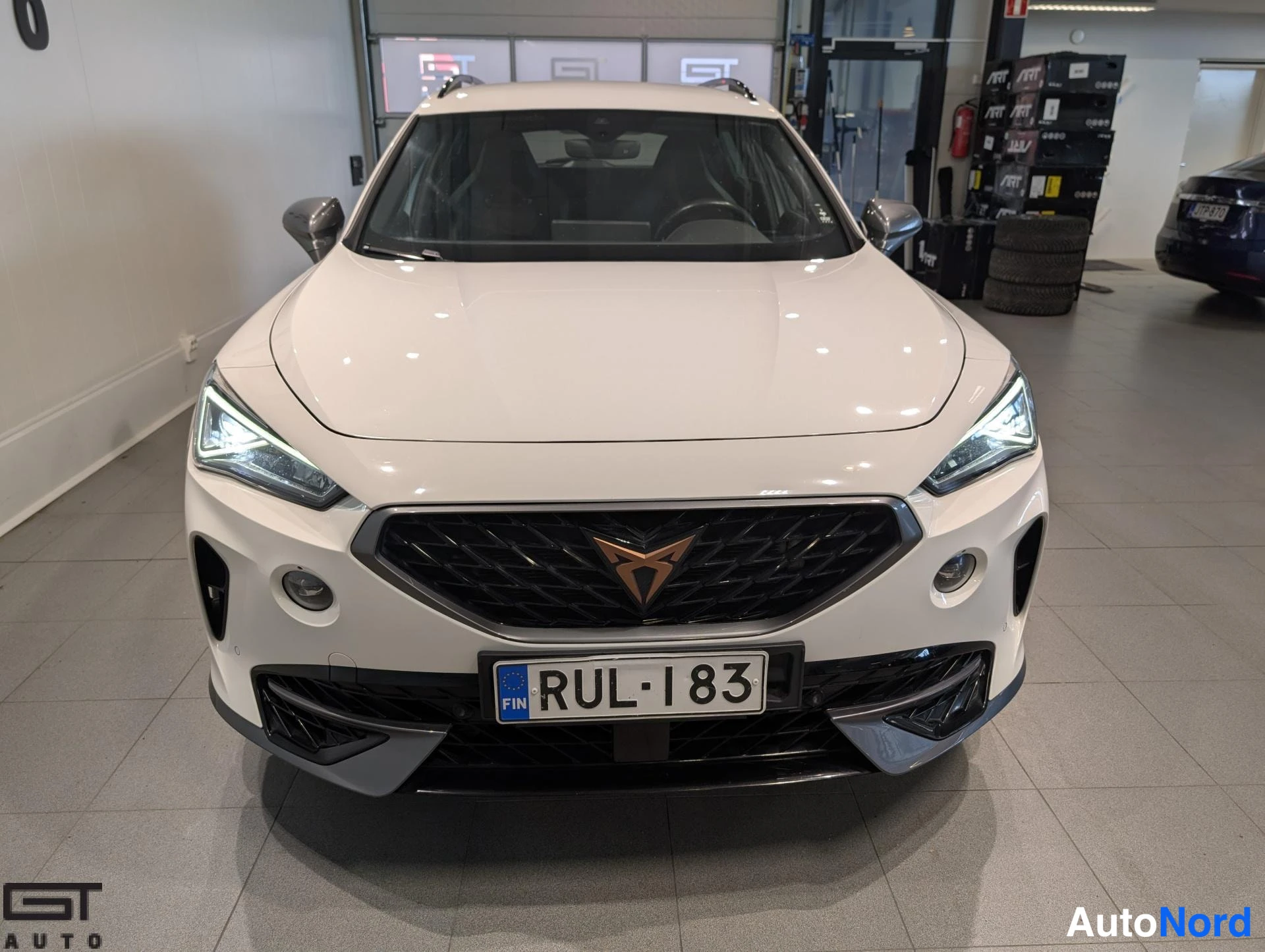 Valkoinen Cupra Formentor 2021, edestä, kuva 5