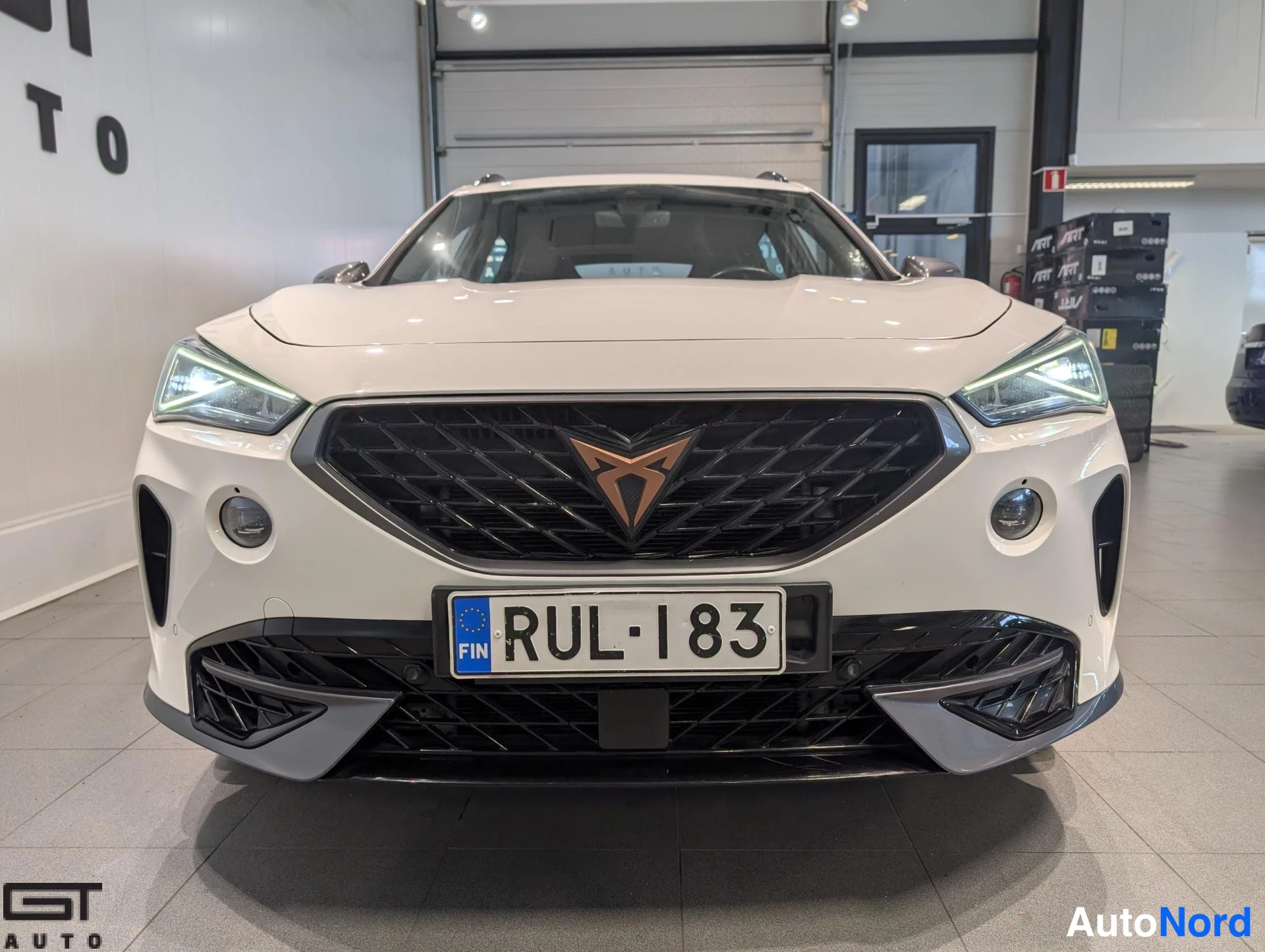 Valkoinen Cupra Formentor 2021, edestä, kuva 4
